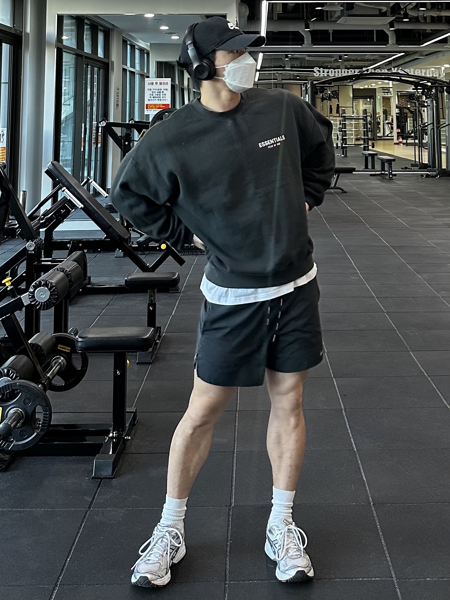 Asics Gel-Kayano 14 White Pure Silver Red, Essentials The Core Collection Pullover Crewneck Black 착용 스타일