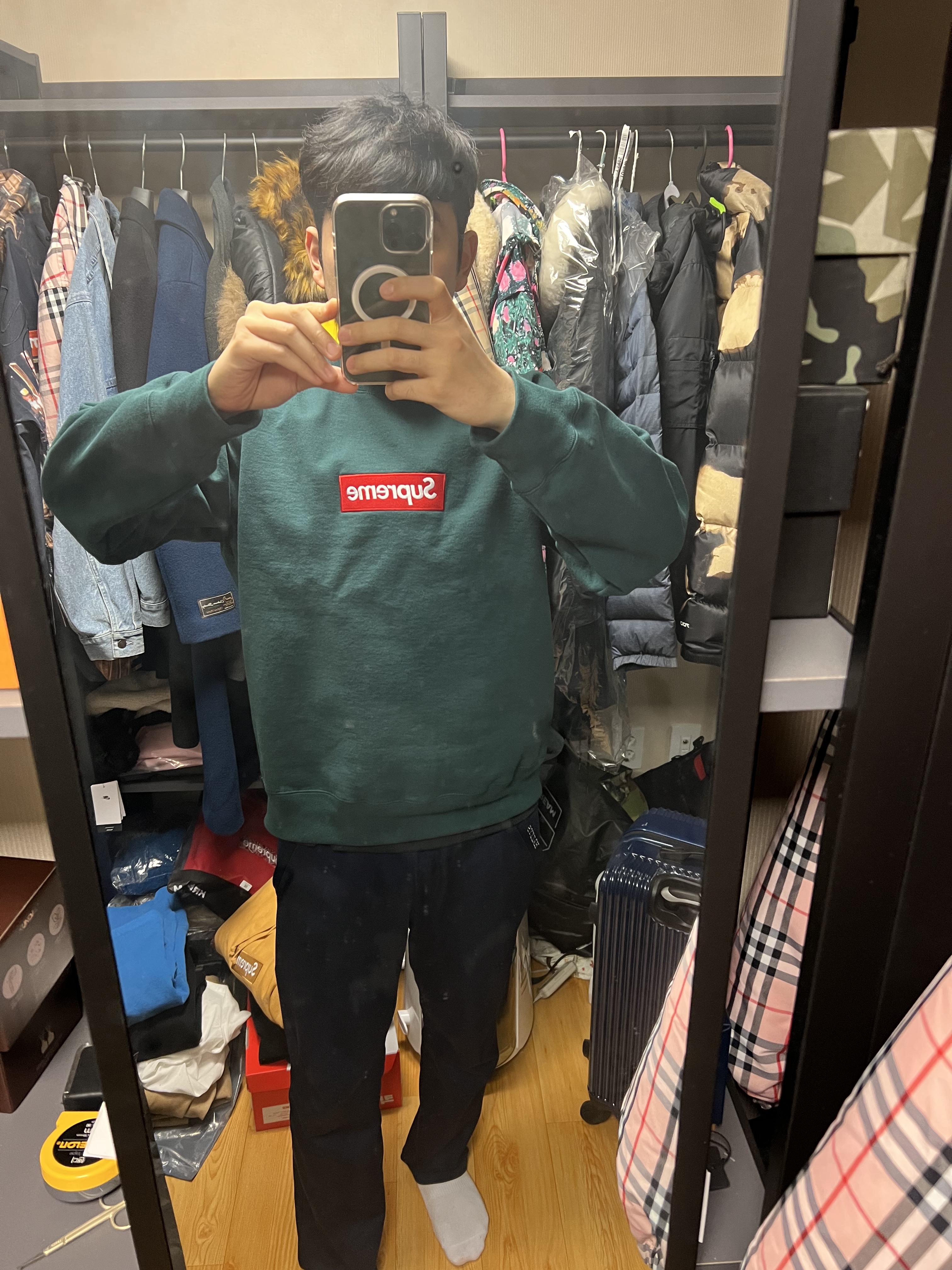 Supreme Box Logo Crewneck Dark Pine - 22FW, Supreme Box Logo Crewneck Black - 22FW 착용 스타일 - 1