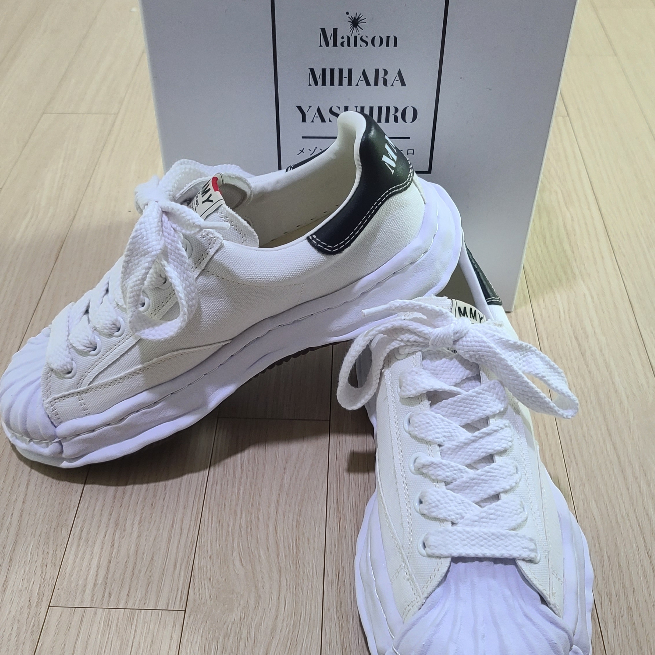 Maison Mihara Yasuhiro Blakey OG Sole Canvas Low-top Sneakers White 착용 스타일 - 1
