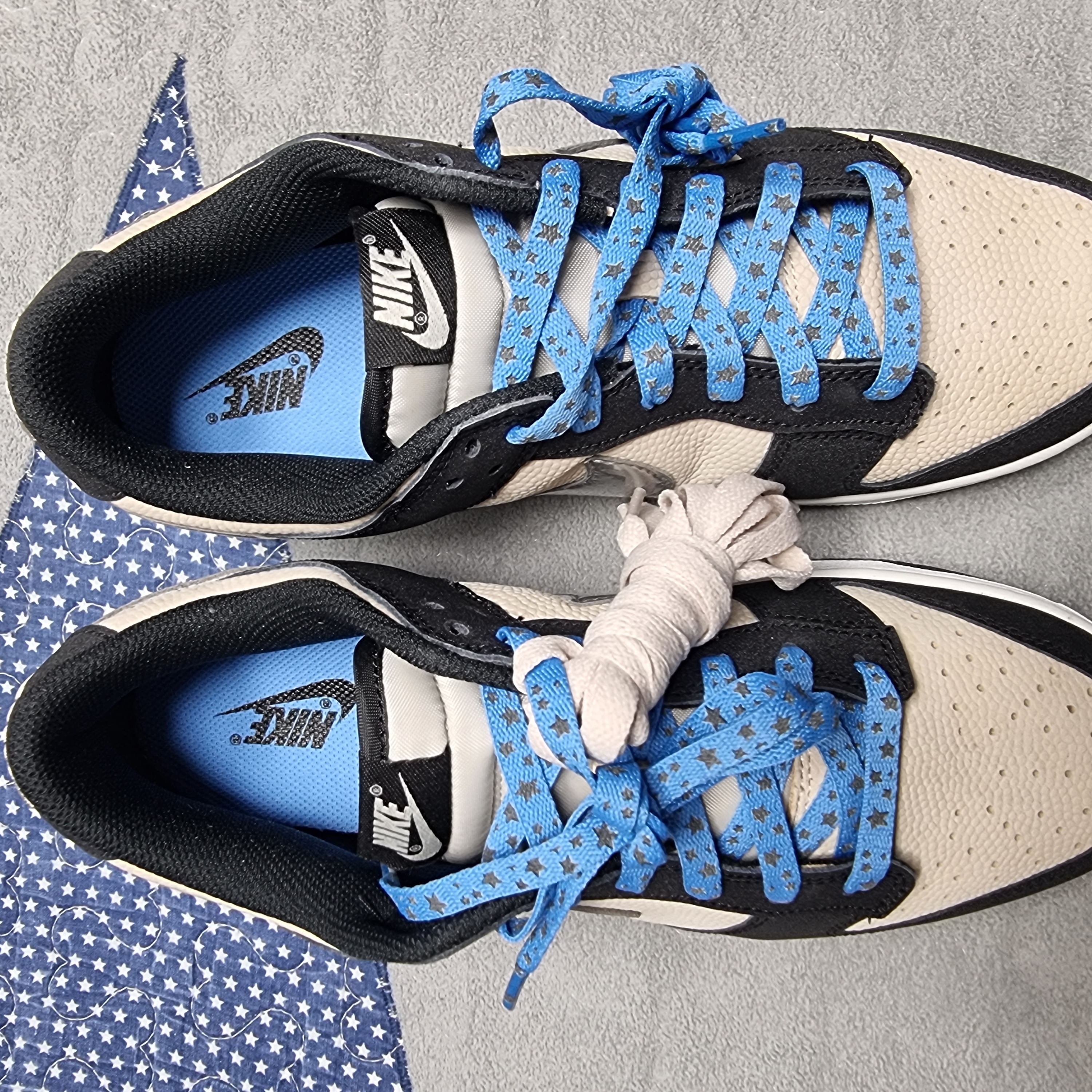 (W) Nike Dunk Low Light Bone Metallic Silver 착용 스타일 - 3
