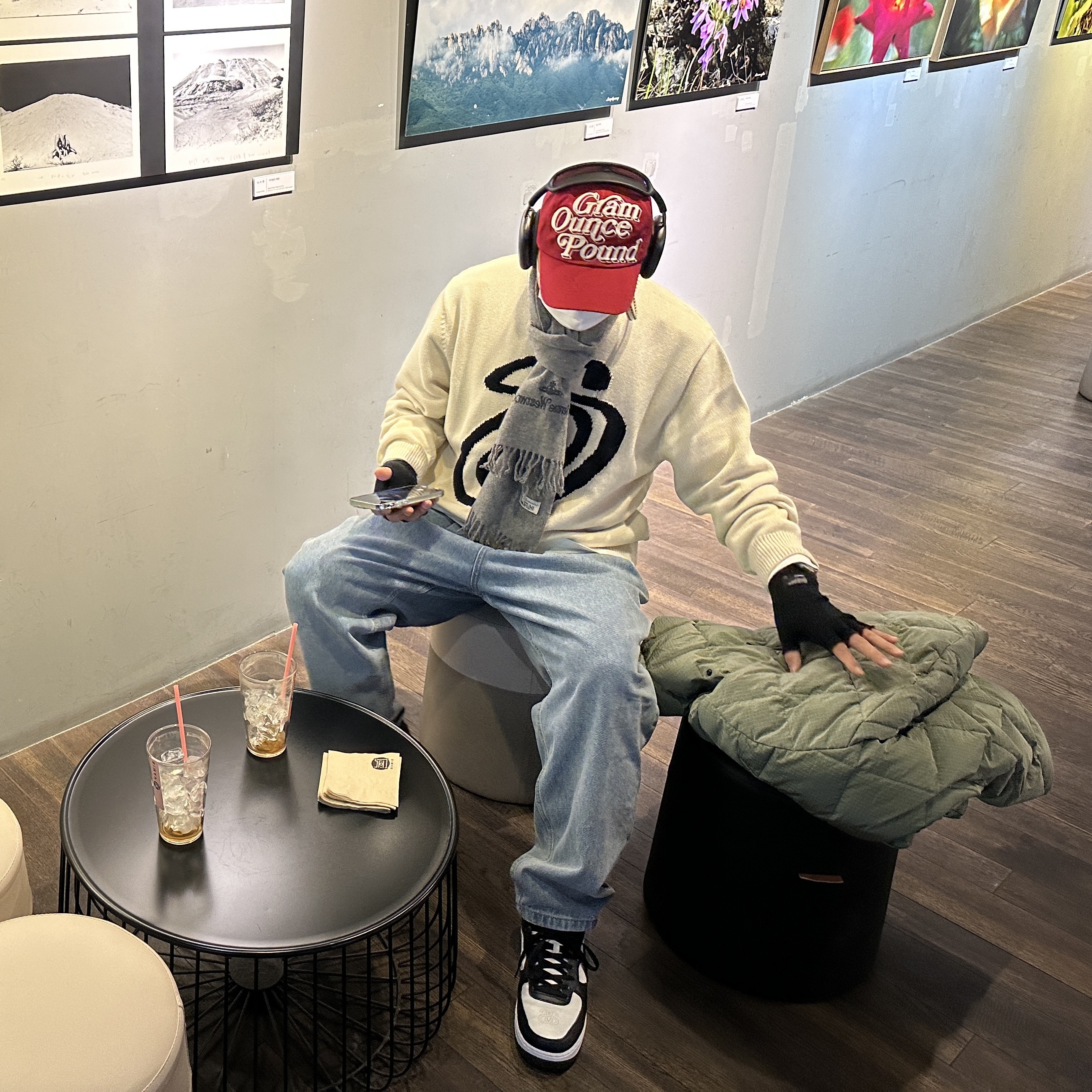 Stussy Curly S Sweater Natural, Nike x Stussy Air Force 1 '07 Mid SP Black and Light Bone 착용 스타일 - 1