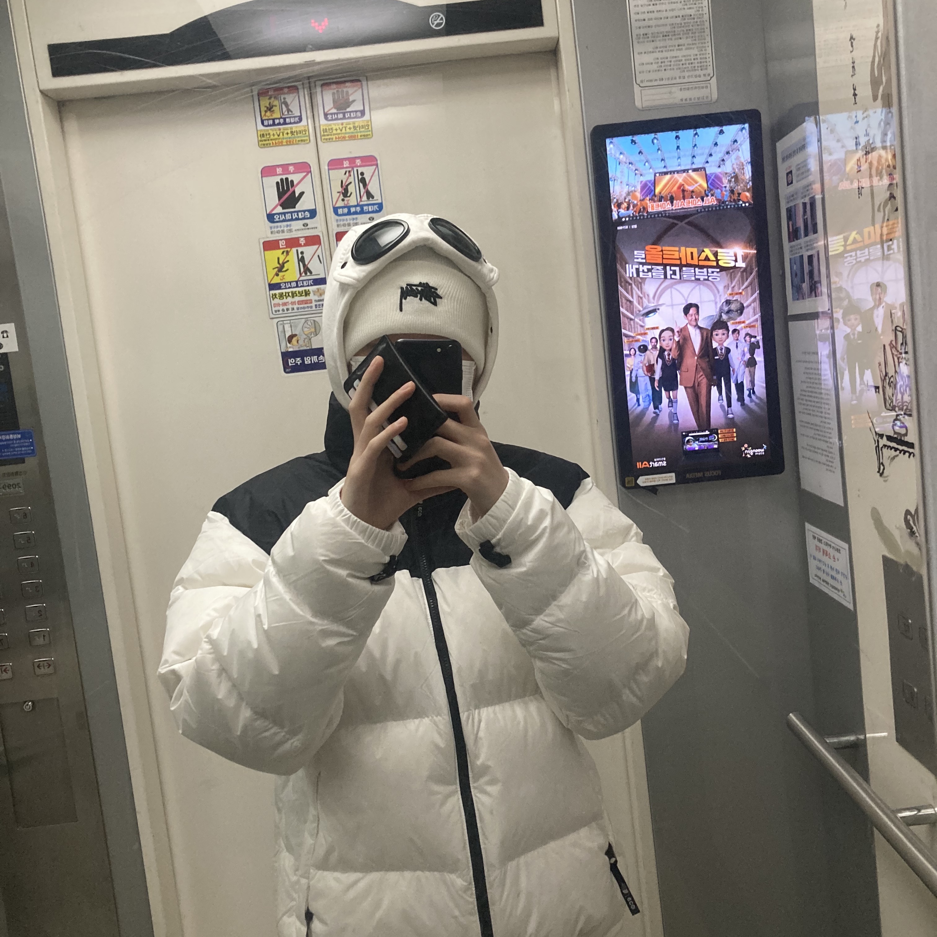 Nike x Stussy NRG Cuffed Beanie Summit White, The North Face 1996 Eco Nuptse Jacket White 착용 스타일