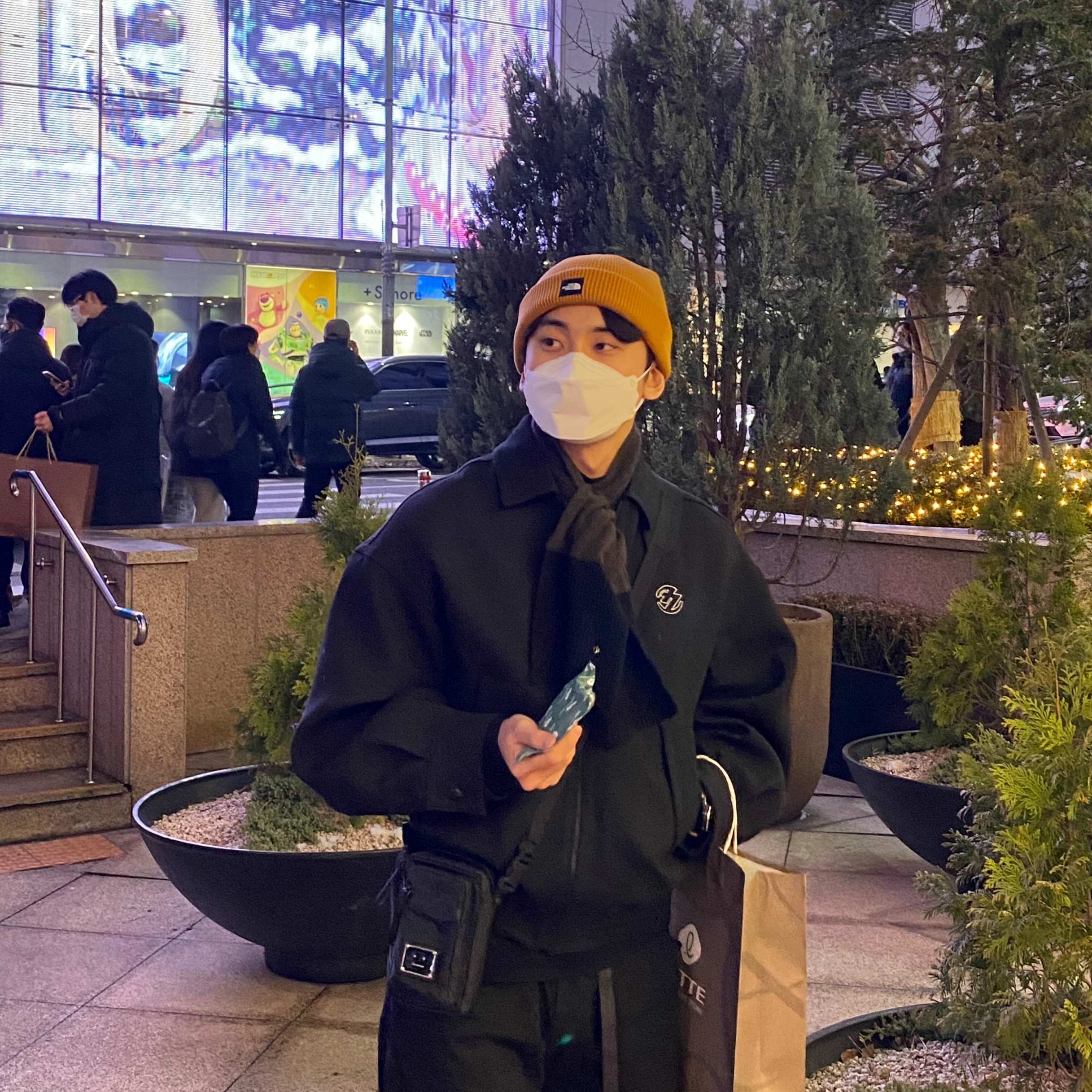 Zara x Ader Error Oversize Collar Bomber Jacket Black, Acne Studios Arvel Crossbody Face Bag Black 착용 스타일