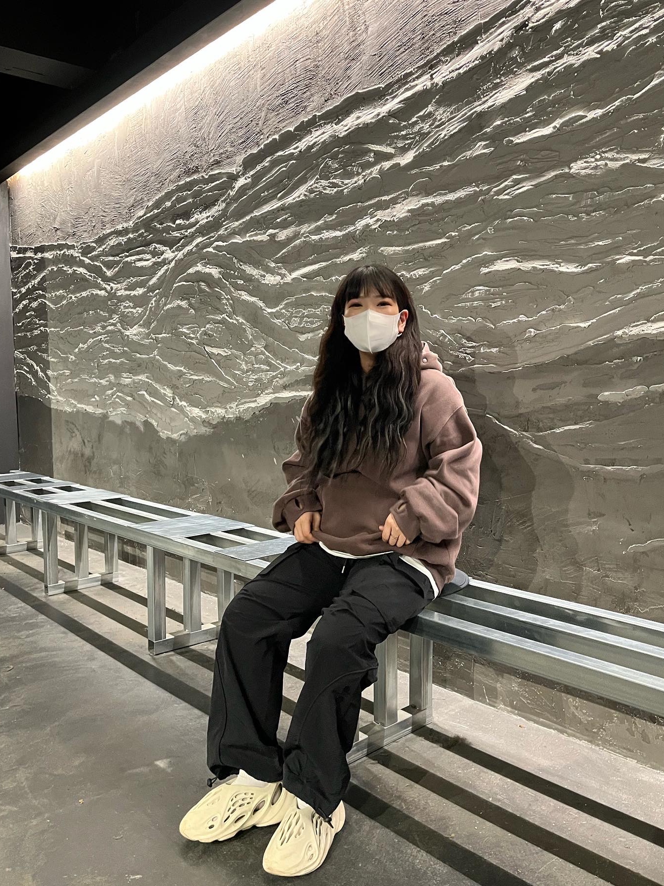 Adidas Yeezy Foam RNNR Sand 착용 스타일 - 3