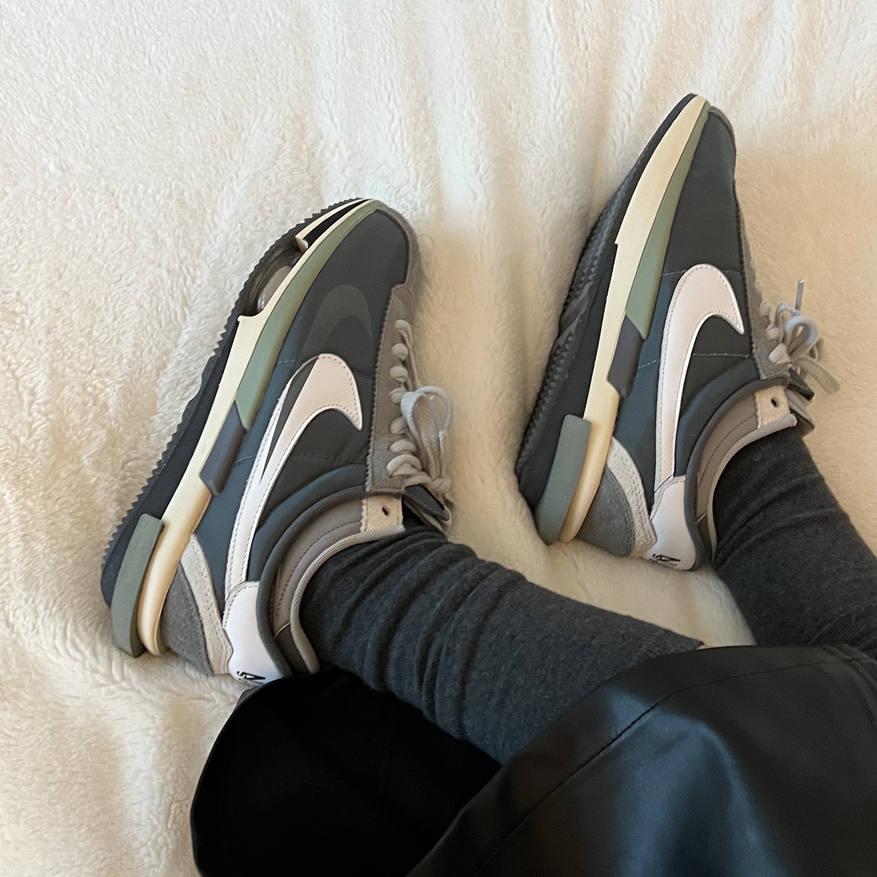 Nike x Sacai Zoom Cortez SP Iron Grey 착용 스타일 - 2