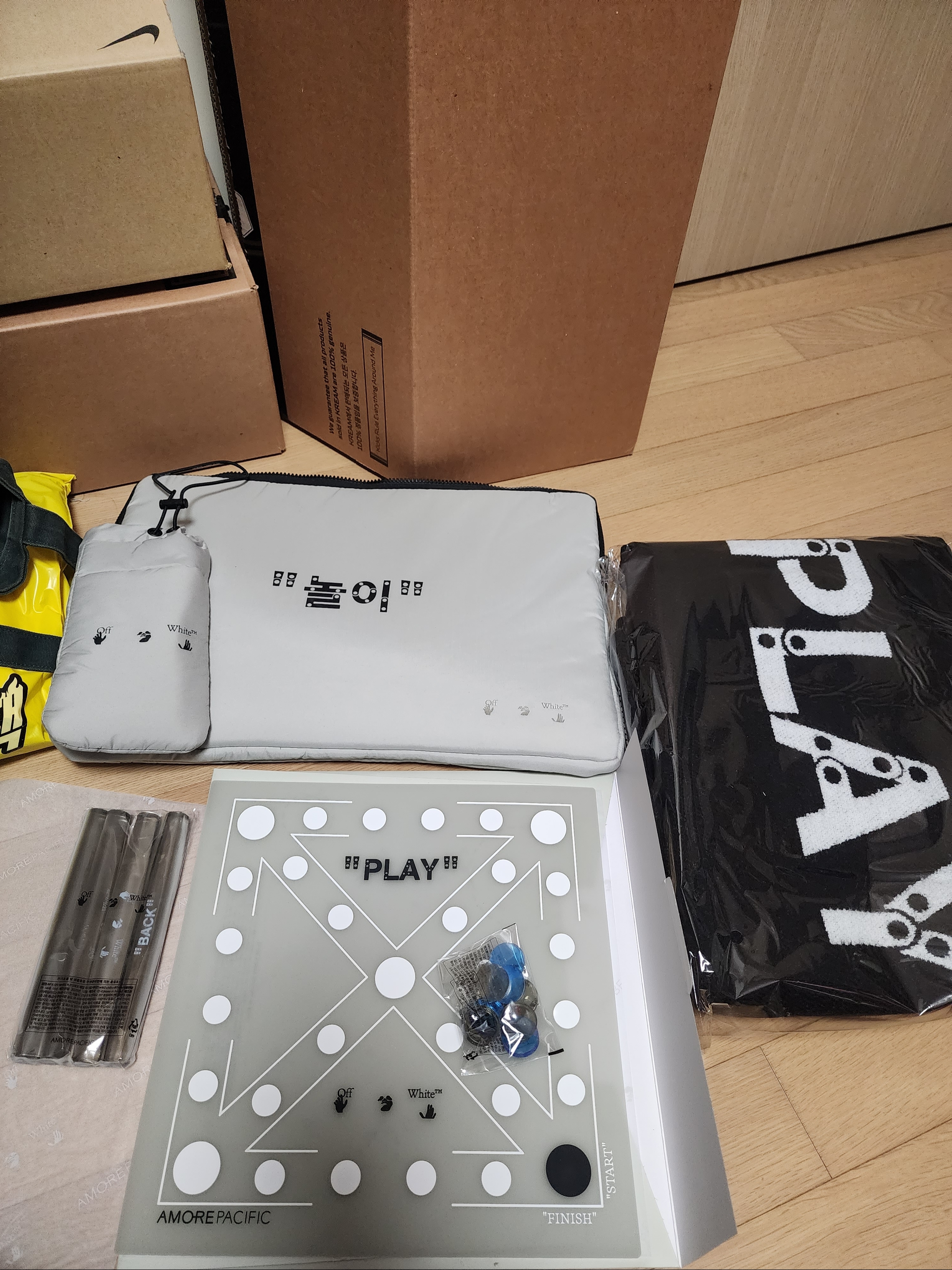Off-White x Amore Pacific Play Kit 착용 스타일