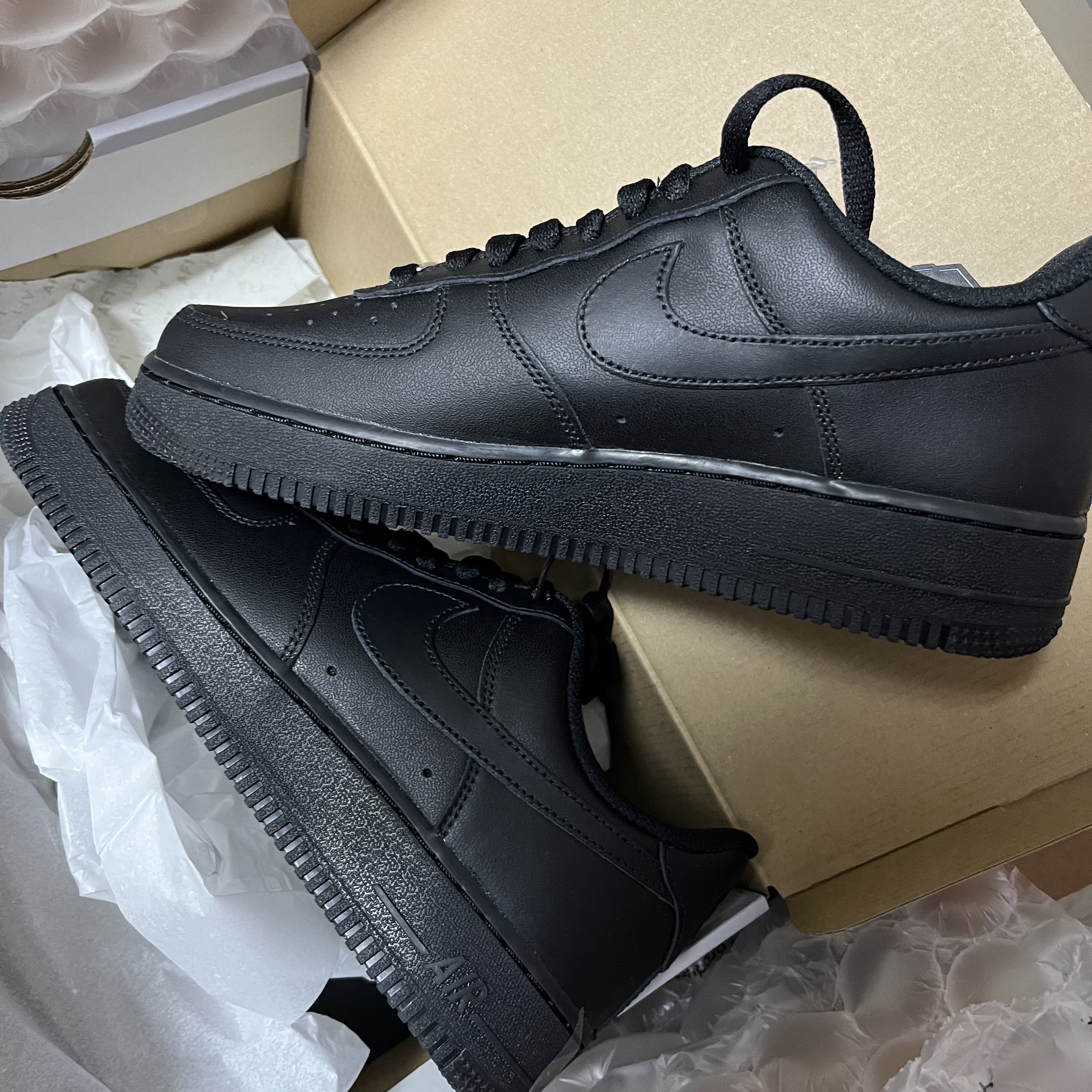 Nike Air Force 1 '07 Low Triple Black 착용 스타일
