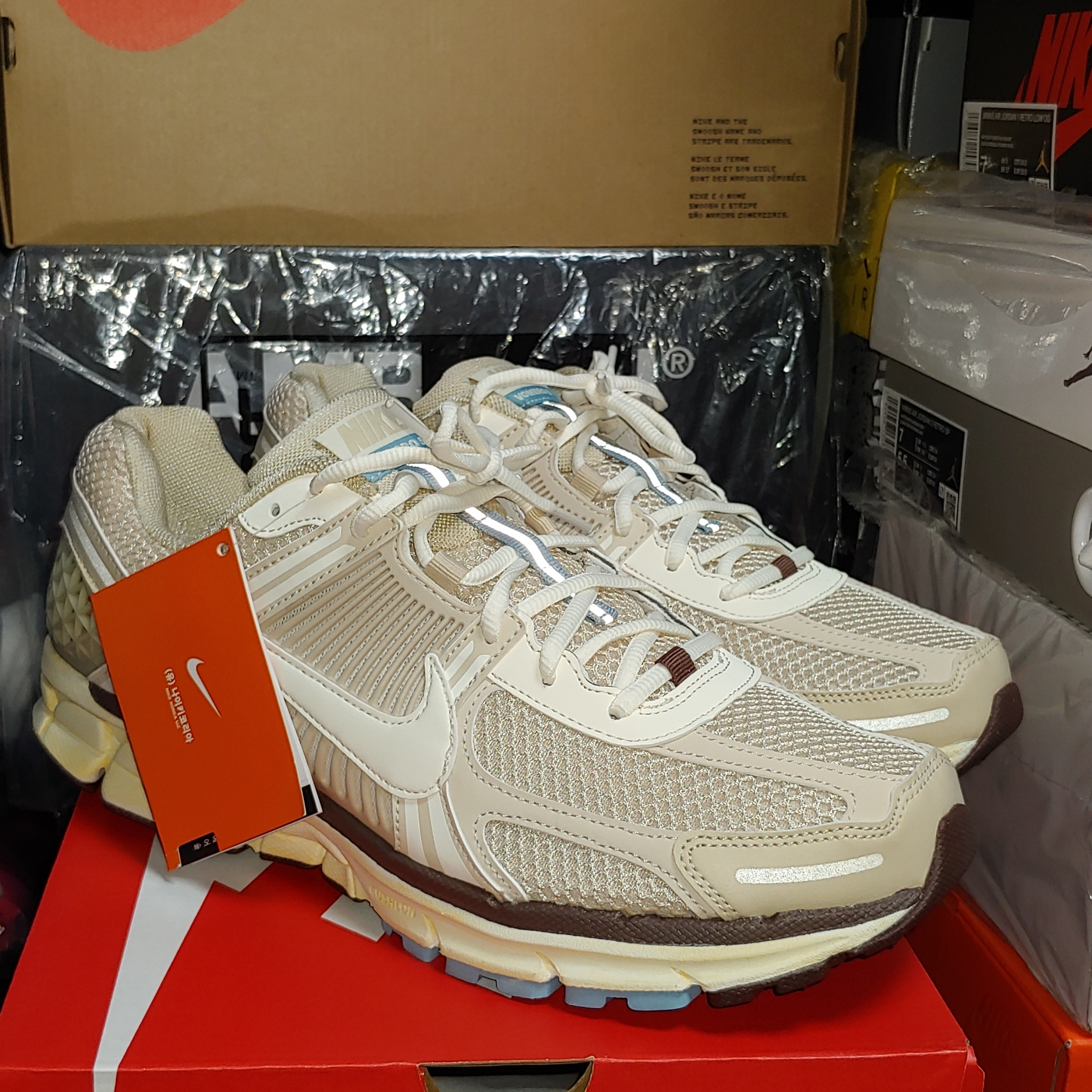 (W) Nike Zoom Vomero 5 Oatmeal 착용 스타일 - 1