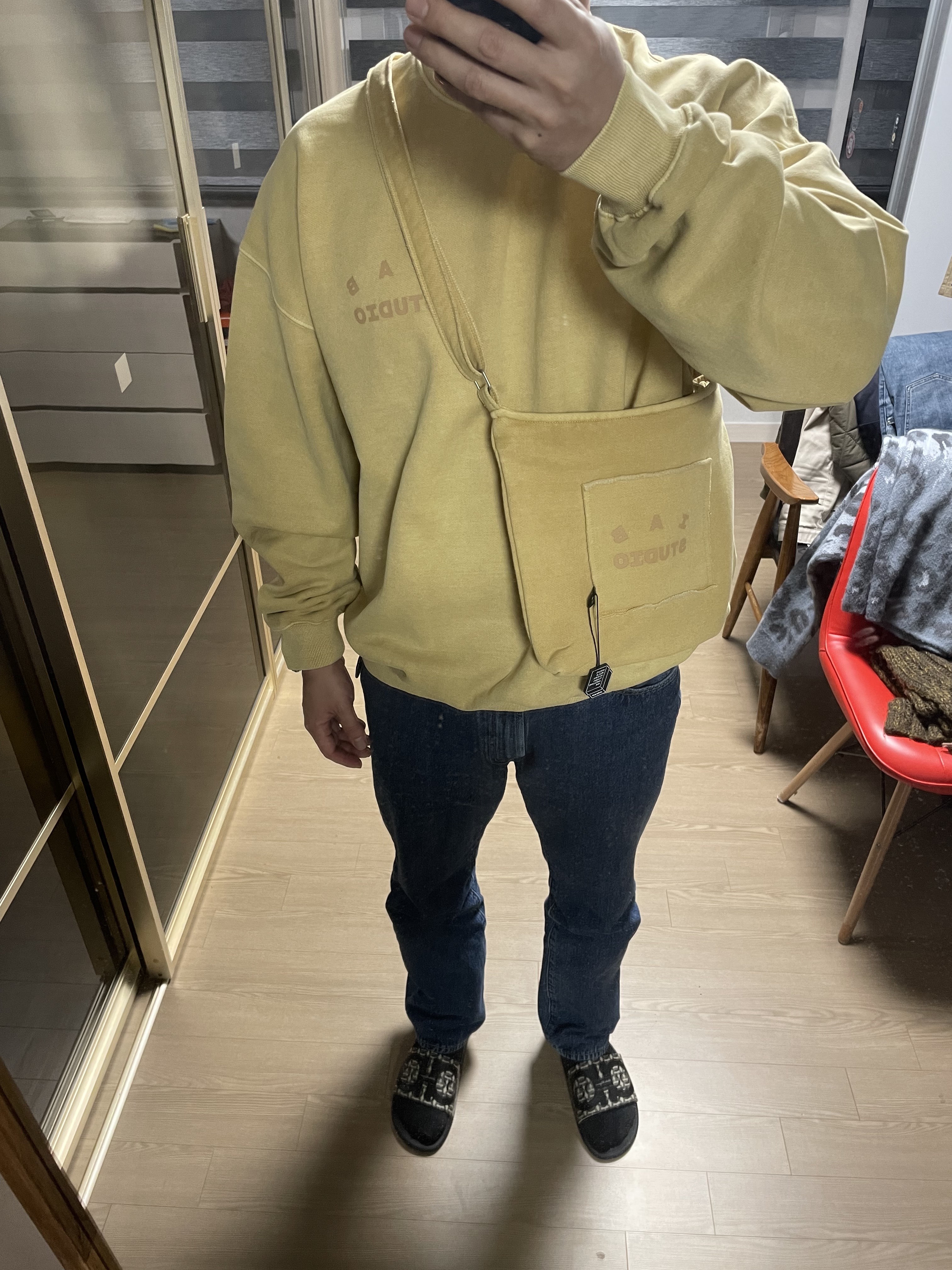 IAB Studio Pigment Sweatshirt & Mini Bag Mustard 착용 스타일