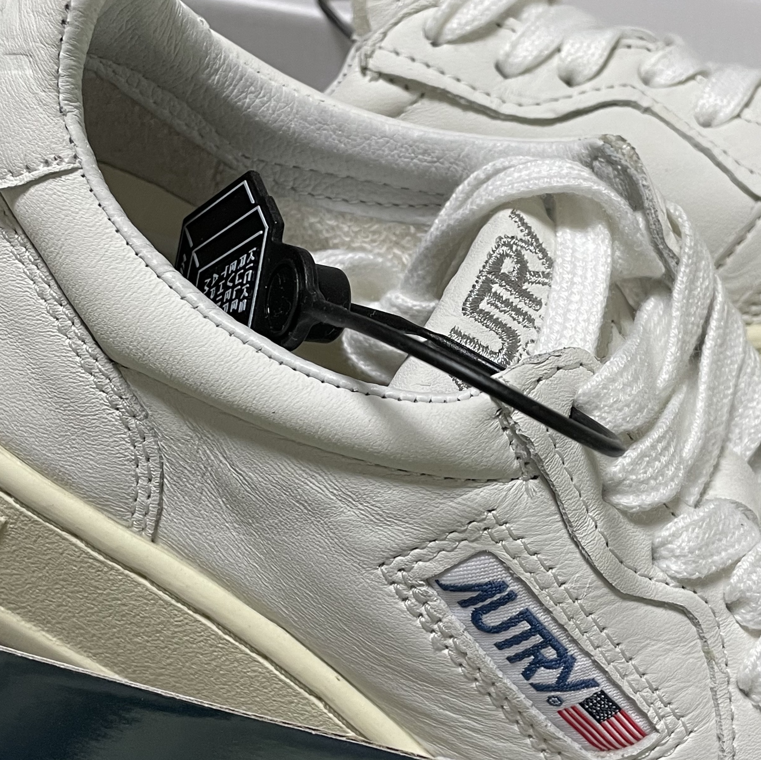(W) Autry Medalist Low Goatskin Sneakers White 착용 스타일