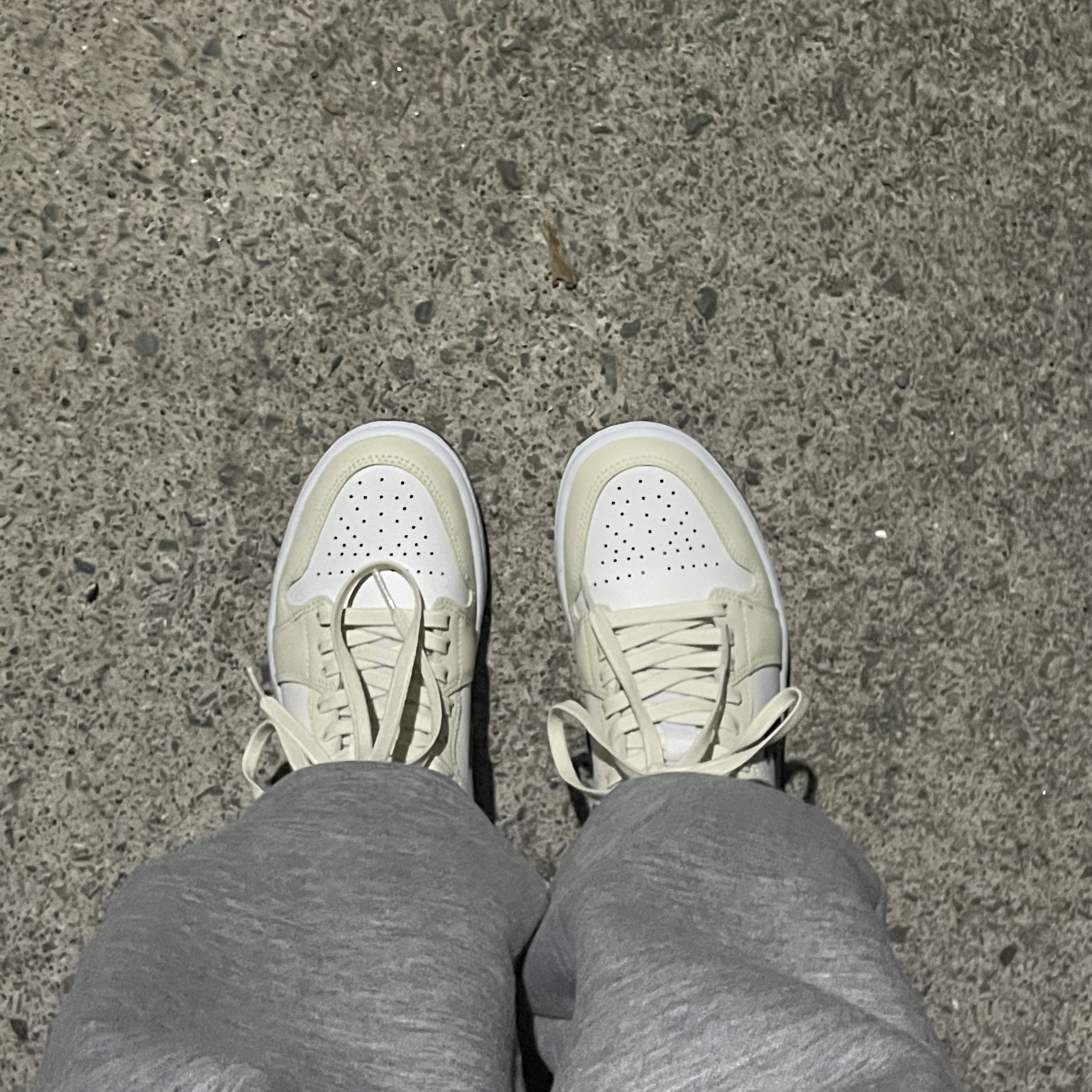 (W) Jordan 1 Mid Coconut Milk 착용 스타일 - 1