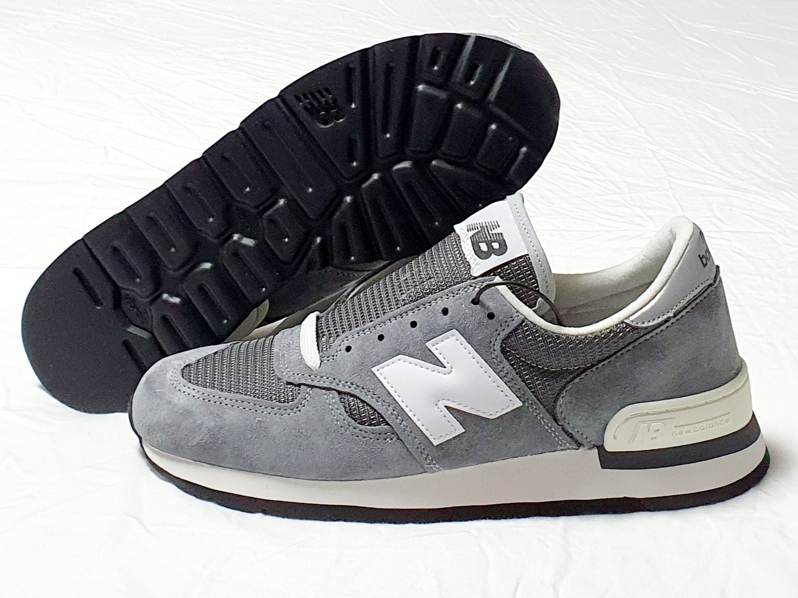 New Balance 990v1 Made in USA Grey White 착용 스타일 - 3