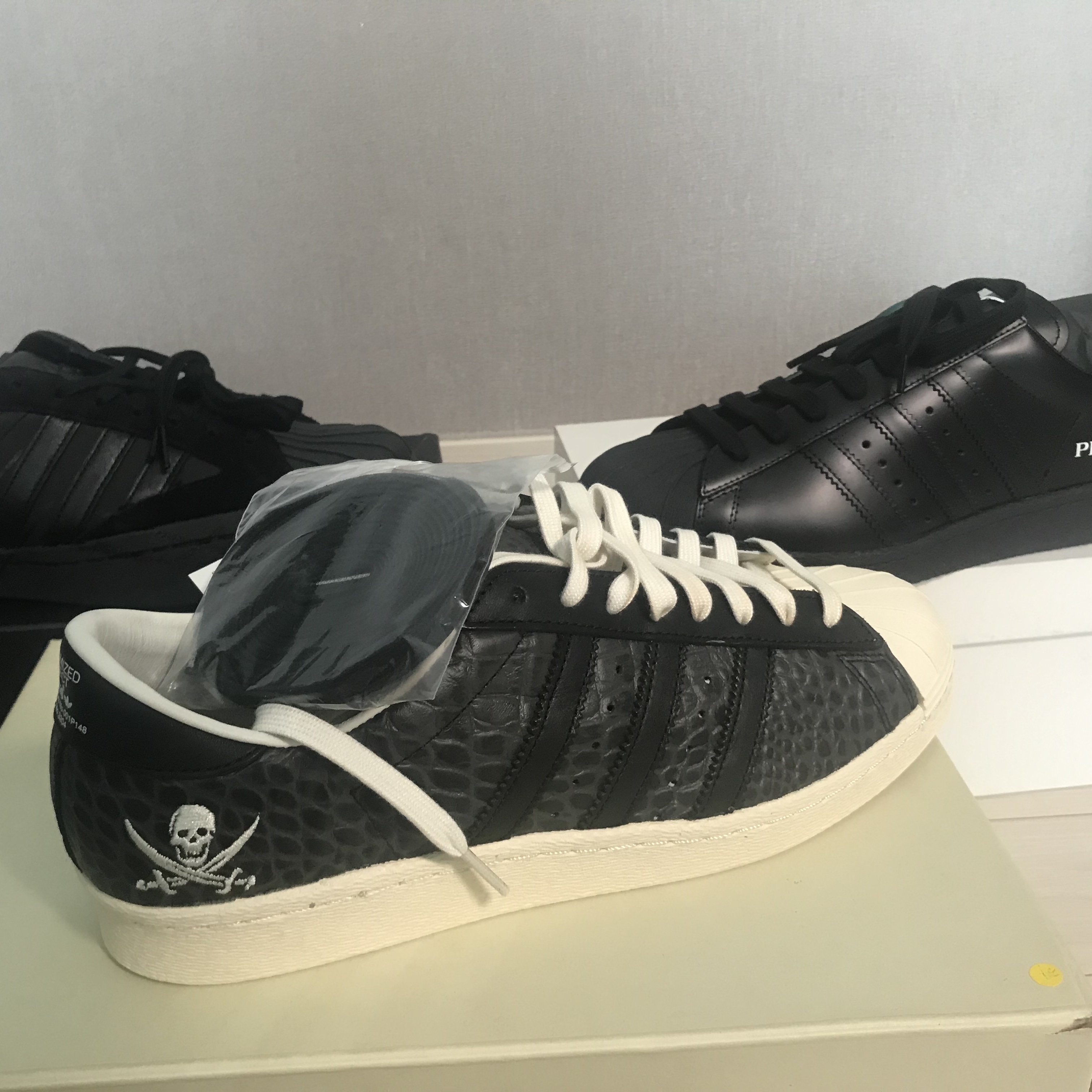 Adidas x Neighborhood Superstar 80s Core Black, Y-3 Yohji Star Triple Black 착용 스타일