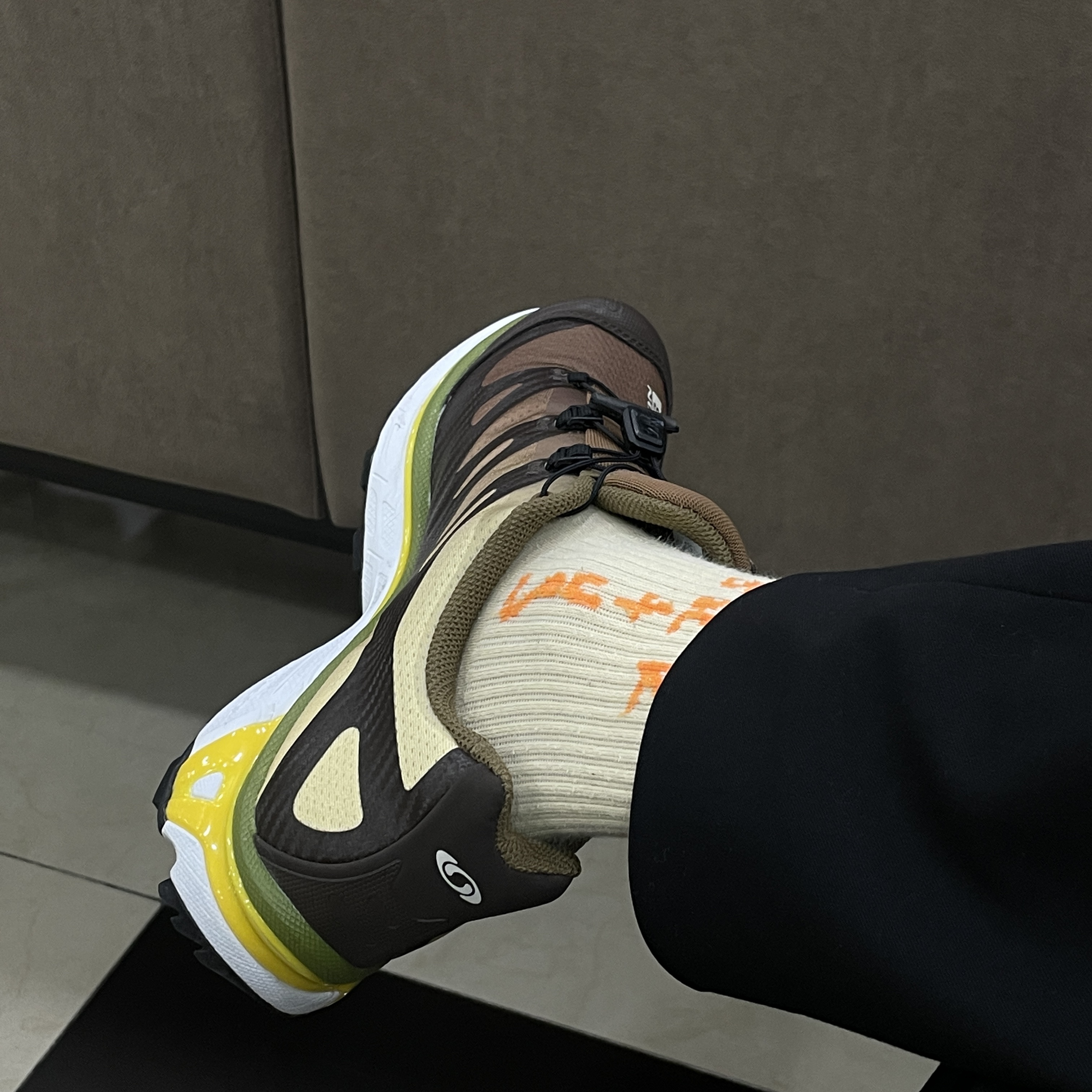 Salomon XT-4 Toffee Empire Yellow 착용 스타일