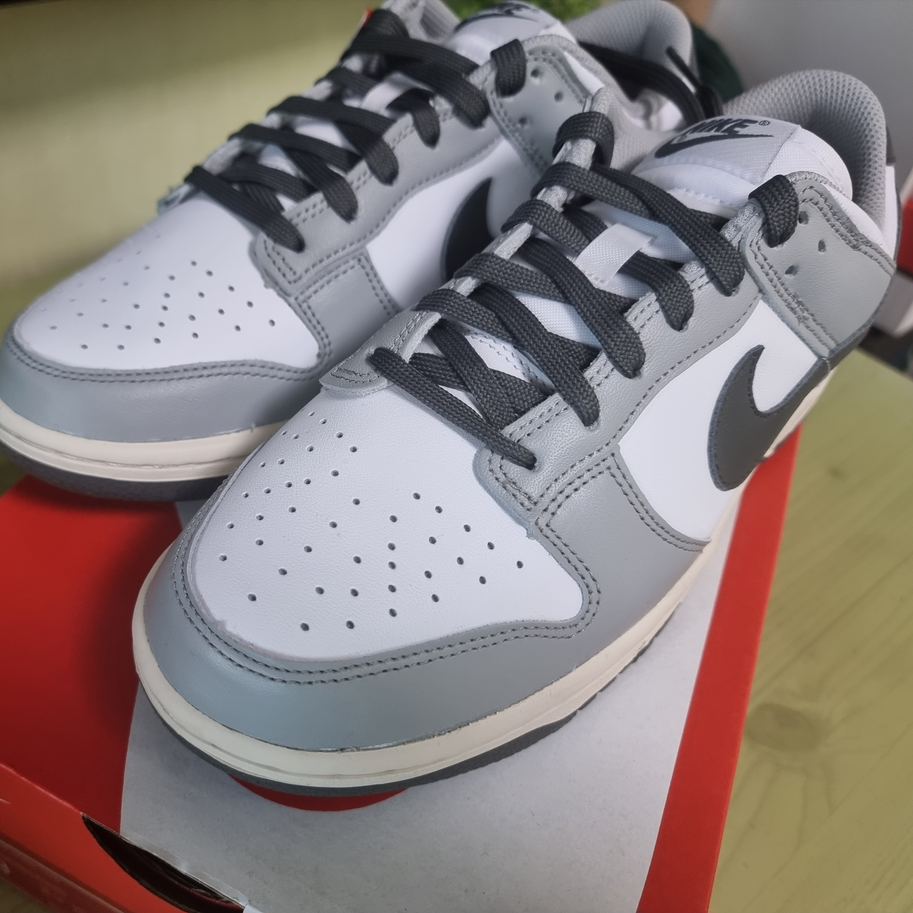 (W) Nike Dunk Low Light Smoke Grey 착용 스타일 - 1