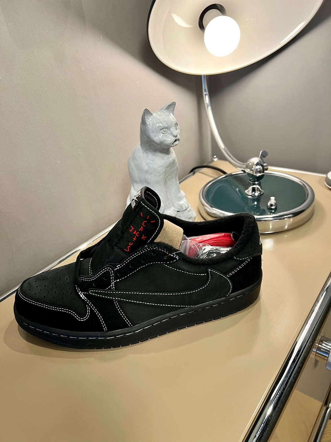 Jordan 1 x Travis Scott Retro Low OG SP Black Phantom, USM Haller Storage 1x2 Cream 착용 스타일