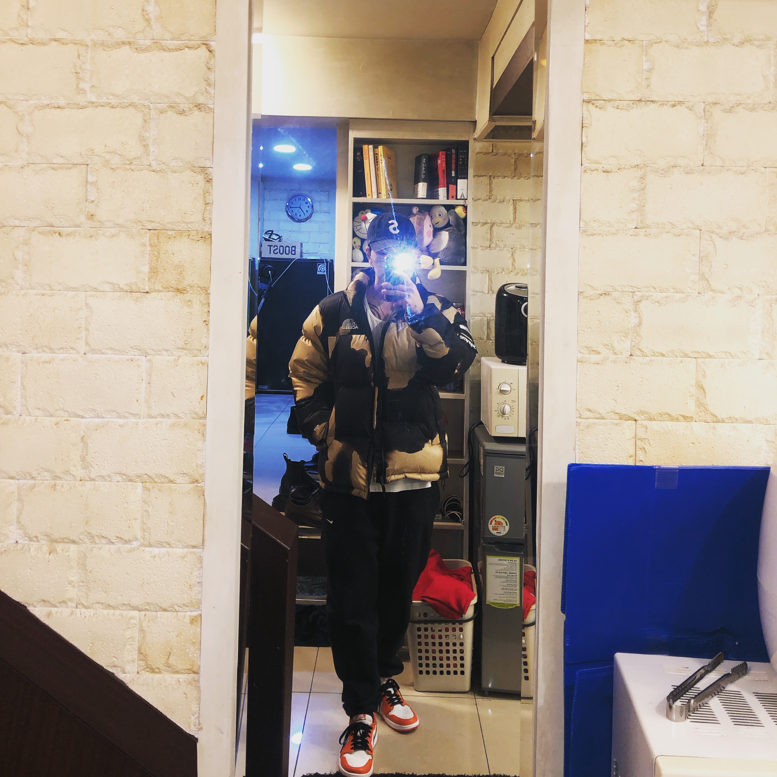 Supreme x The North Face Bleached Denim Print Nuptse Jacket Black - 21FW, Jordan 1 Low OG Starfish 착용 스타일