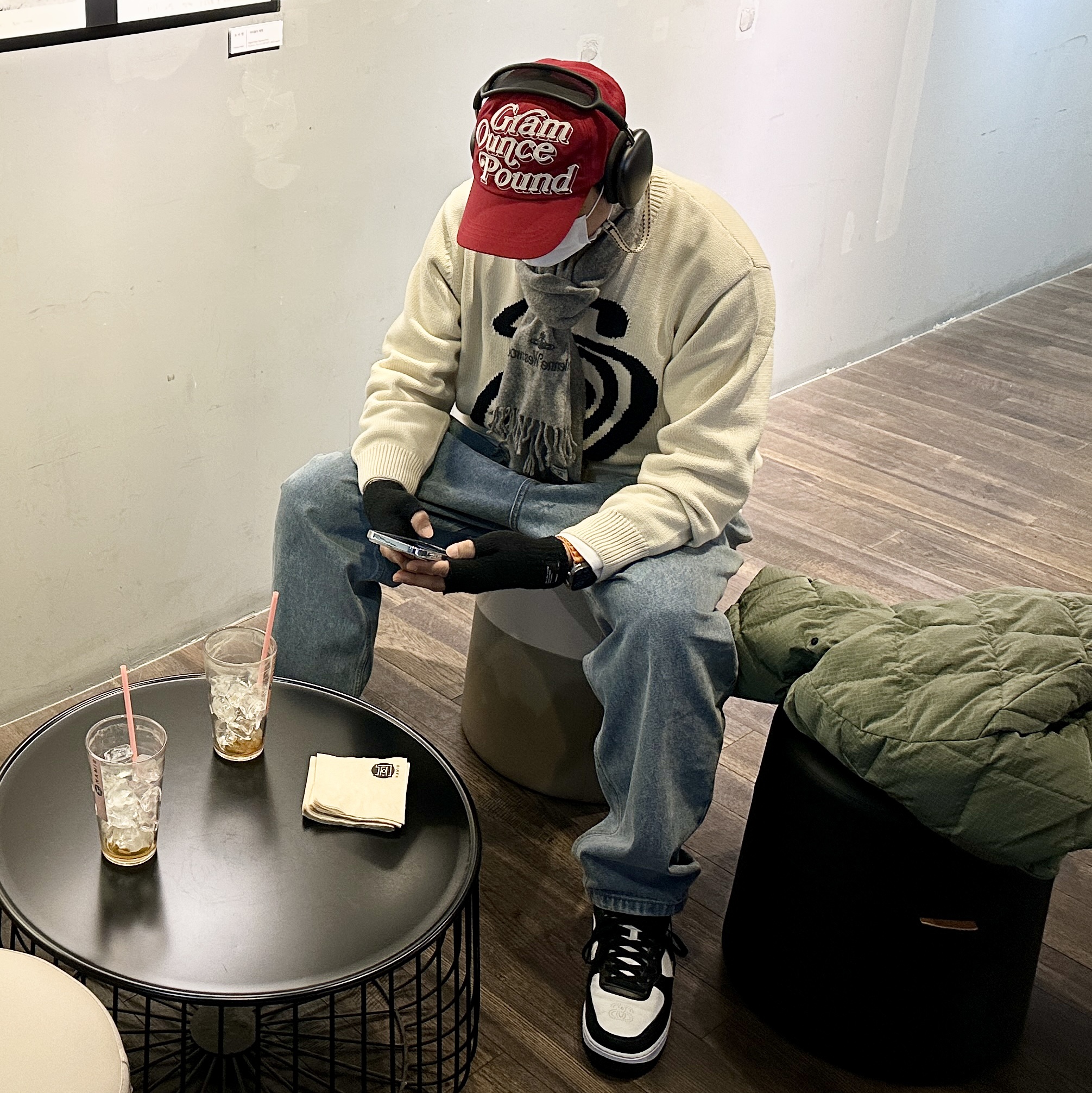 Stussy Curly S Sweater Natural, Nike x Stussy Air Force 1 '07 Mid SP Black and Light Bone 착용 스타일 - 2