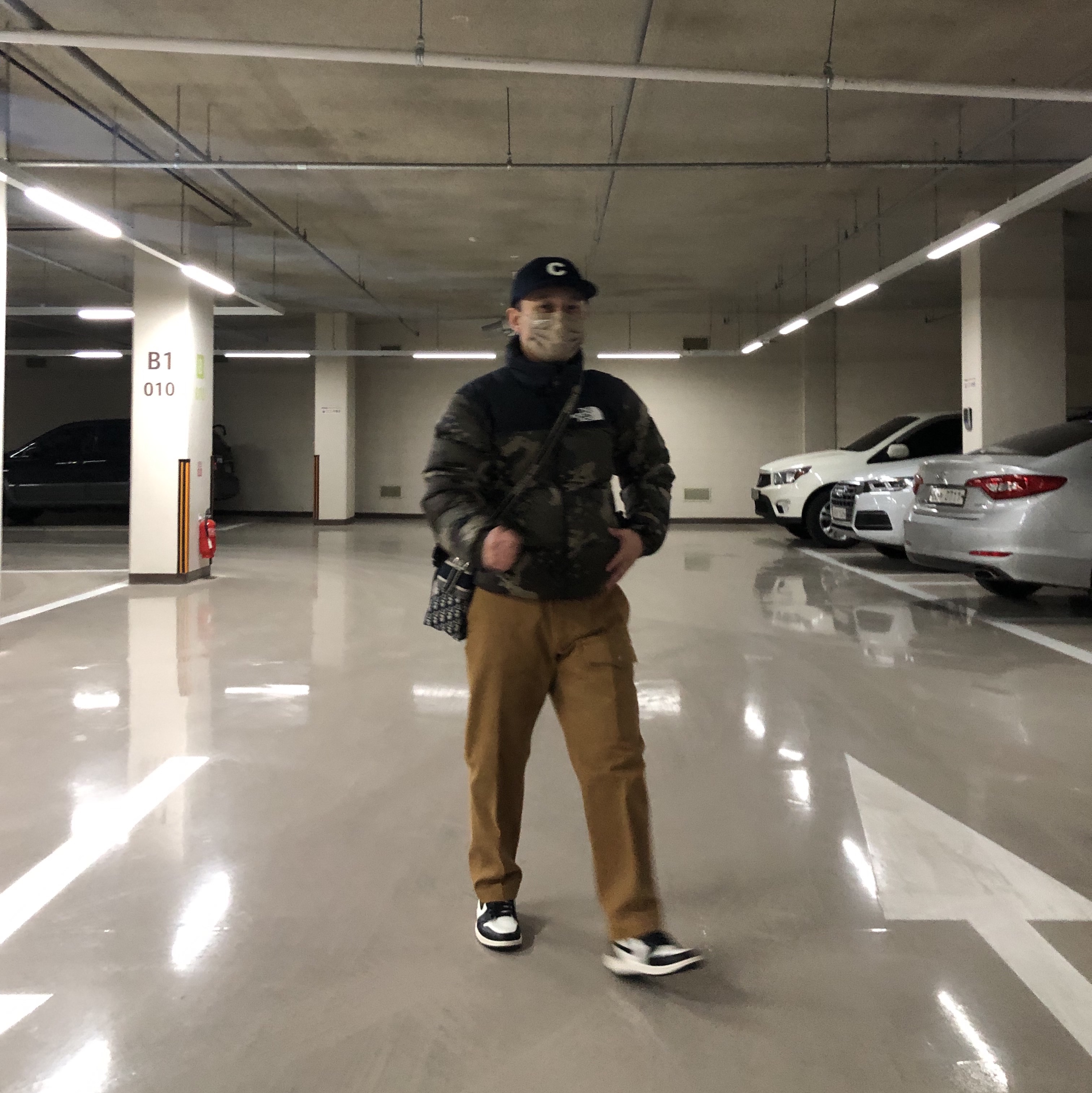 The North Face 1996 Novelty Nuptse Jacket Woodland Camo, Jordan 1 Retro High OG Black Mocha 착용 스타일 - 4