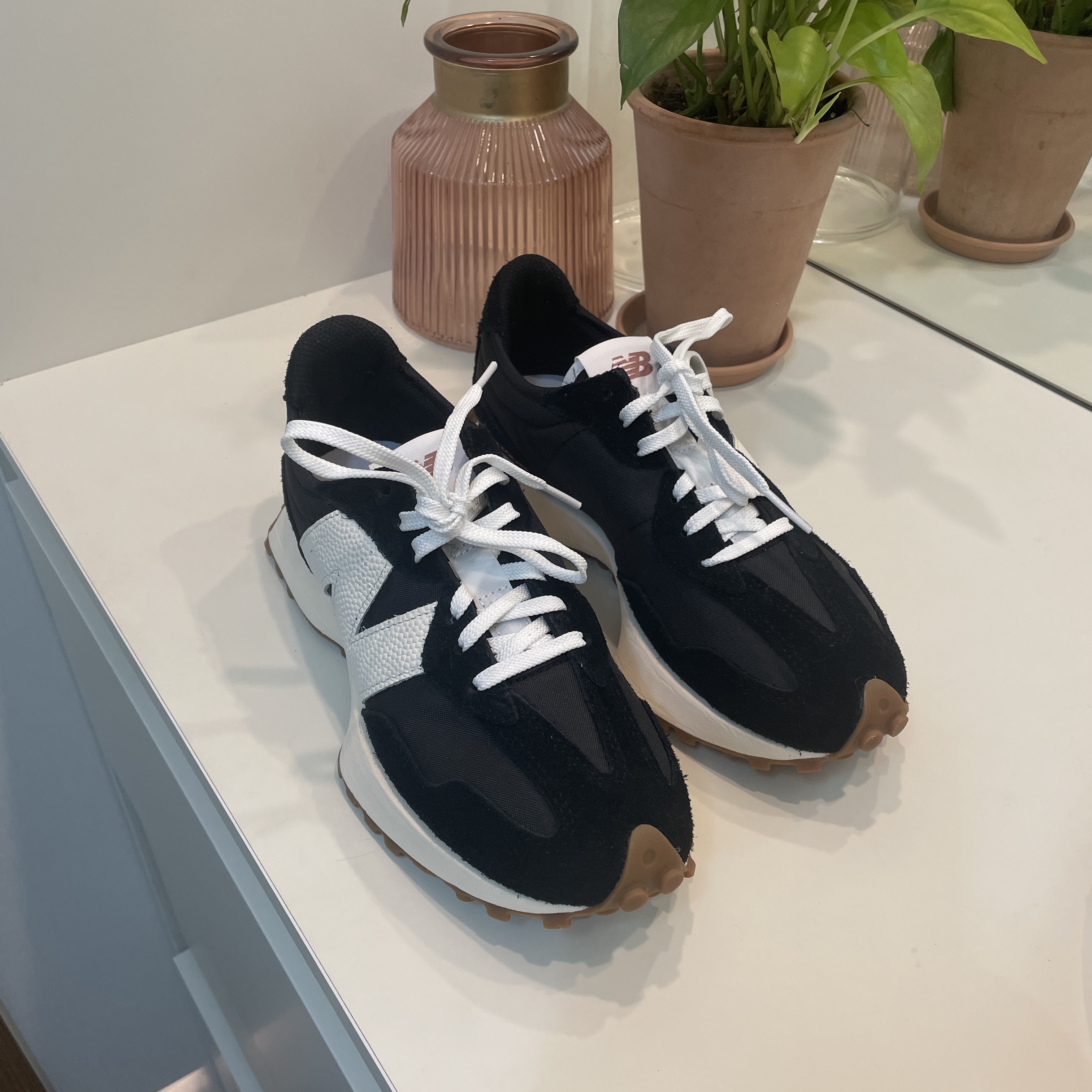 (W) New Balance 327 Black White 착용 스타일 - 1
