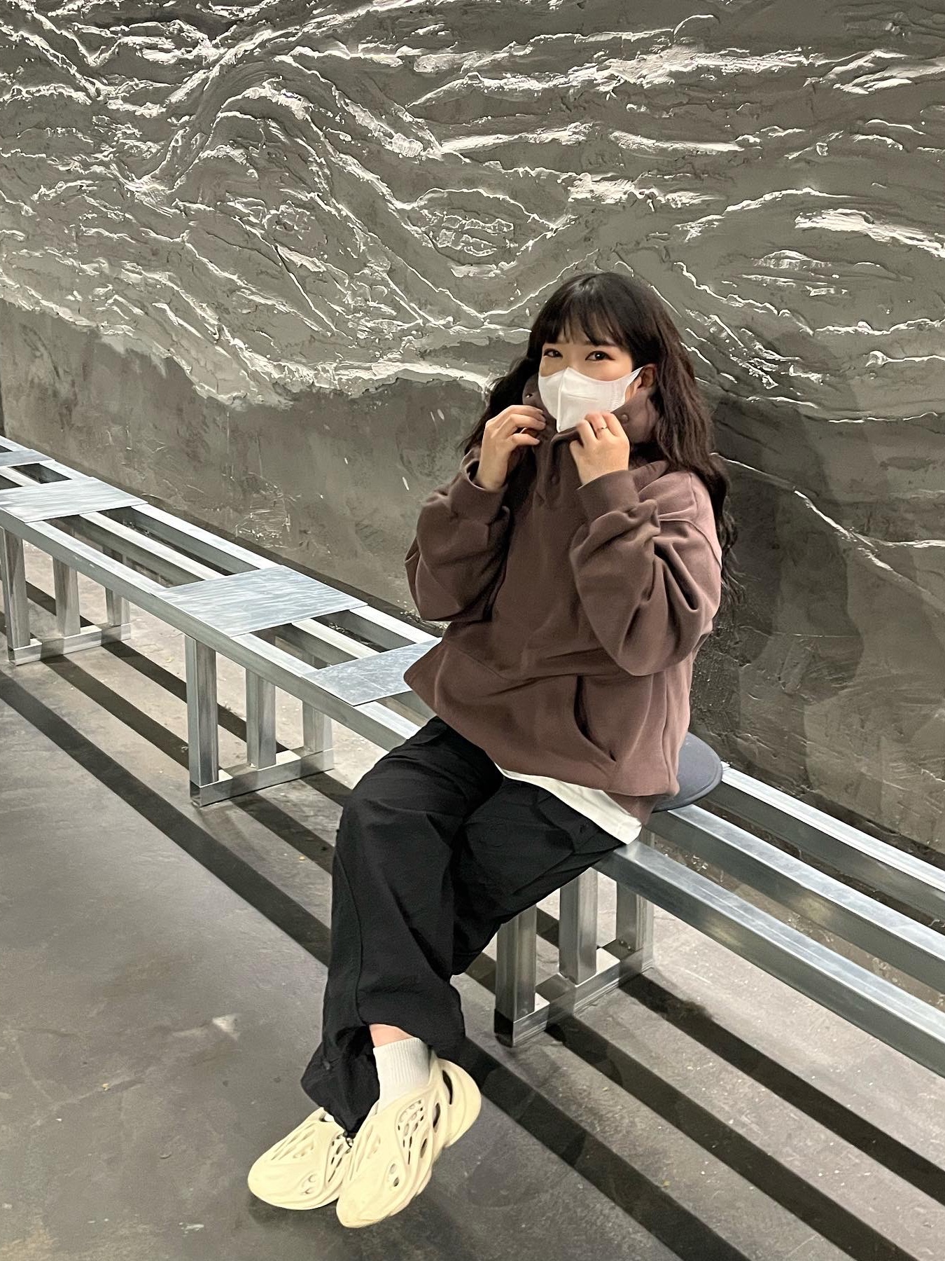 Adidas Yeezy Foam RNNR Sand 착용 스타일 - 2