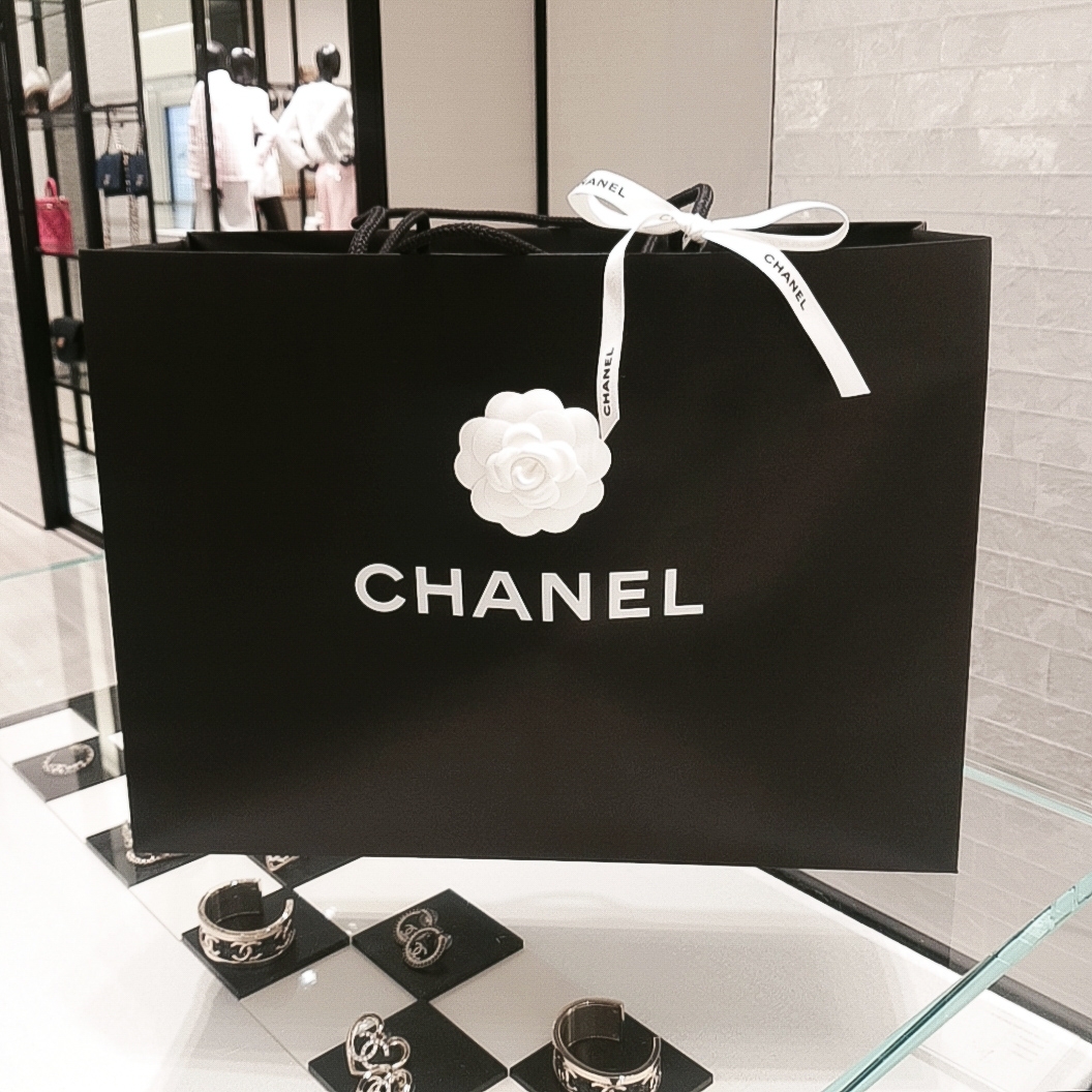 Chanel Large 19 Handbag Lambskin & Gold Black 착용 스타일 - 2