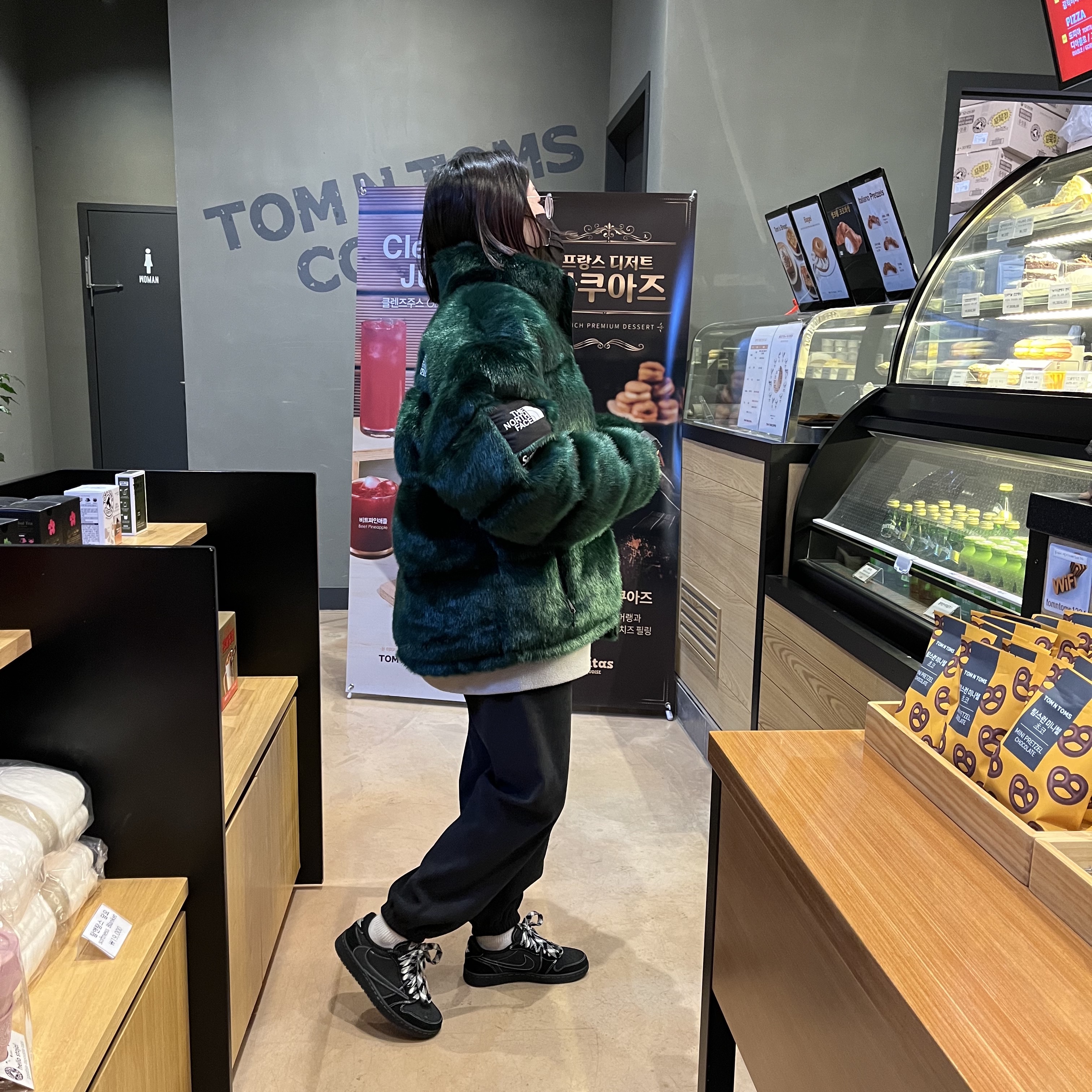 Jordan 1 x Travis Scott Retro Low OG SP Black Phantom, Supreme x The North Face Faux Fur Nuptse Jacket Green - 20FW 착용 스타일