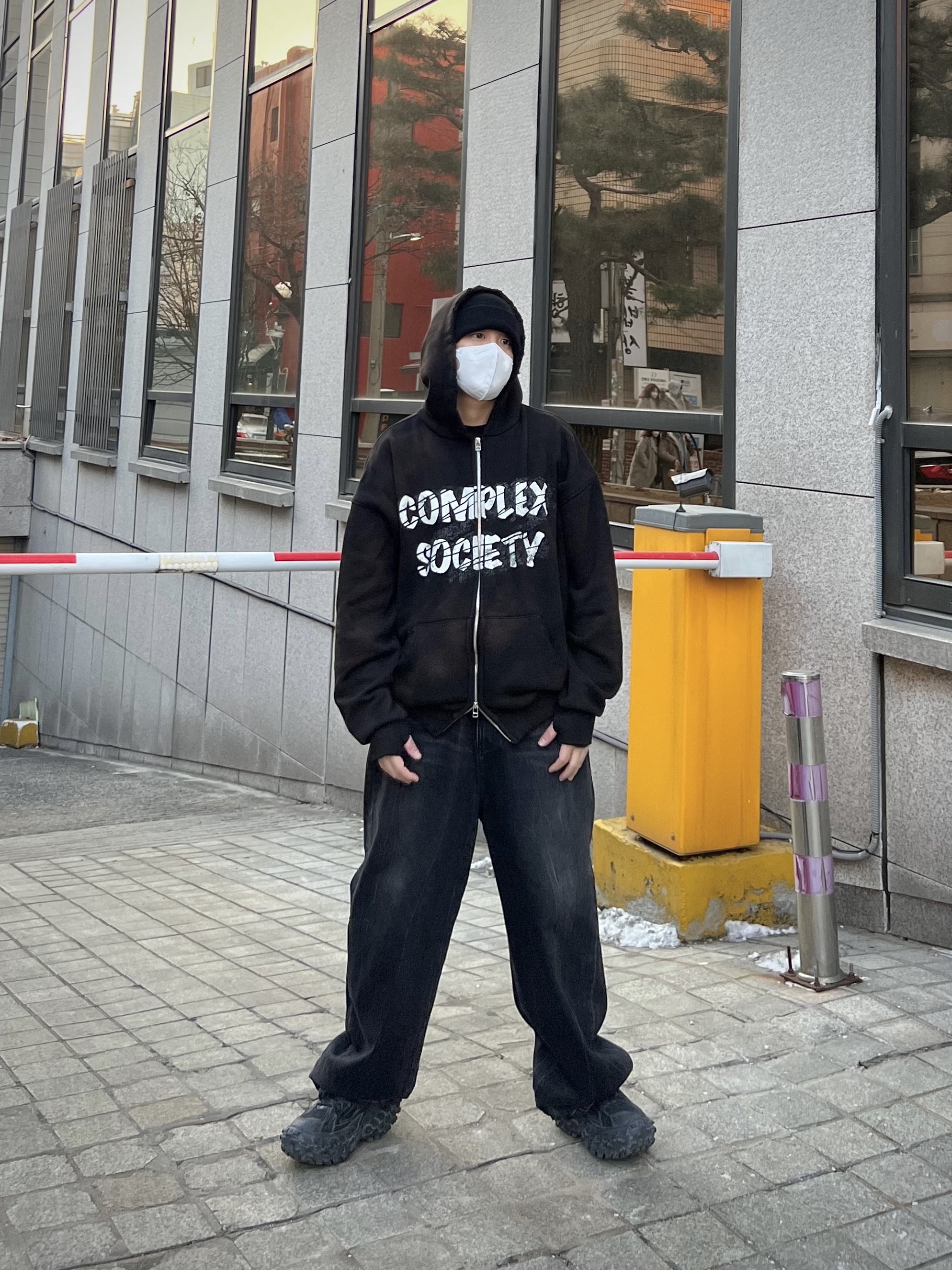 Balenciaga Defender Sneakers Black 착용 스타일 - 1