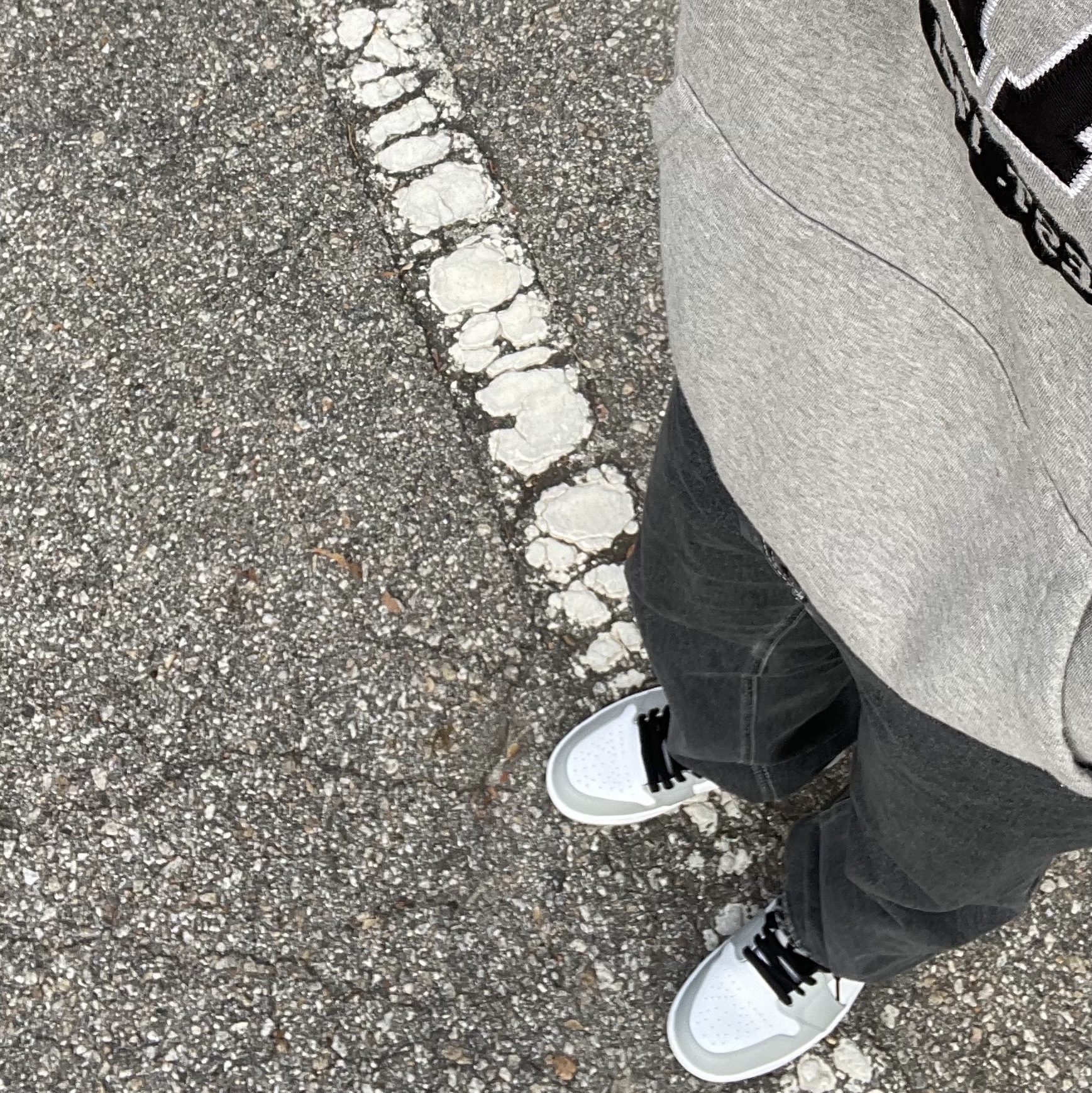 Jordan 1 Mid Light Smoke Grey 착용 스타일 - 4