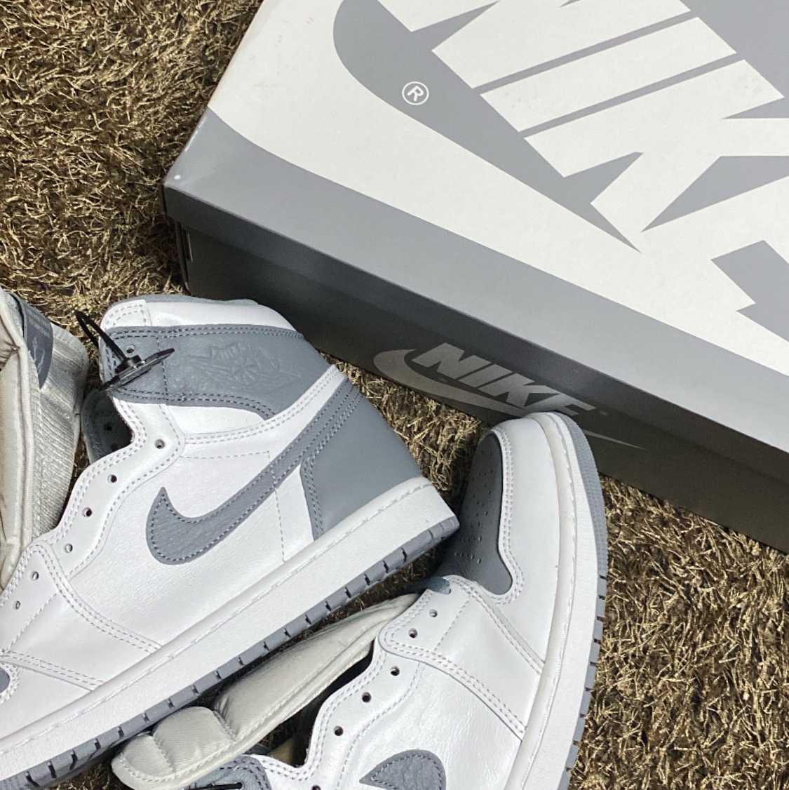 Jordan 1 Retro High OG Stealth 착용 스타일 - 1