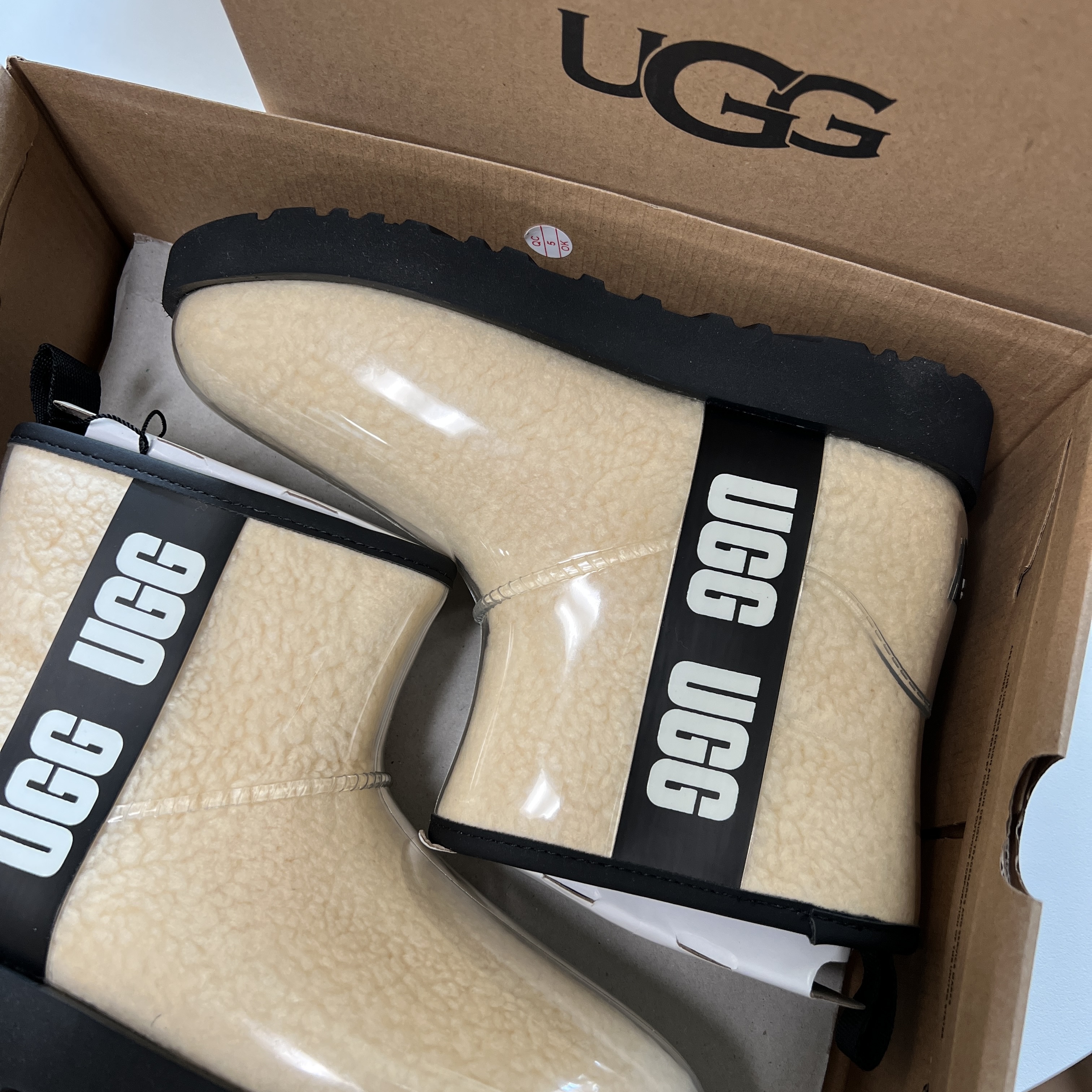 (W) UGG Classic Clear Mini Boots Natural Black 착용 스타일