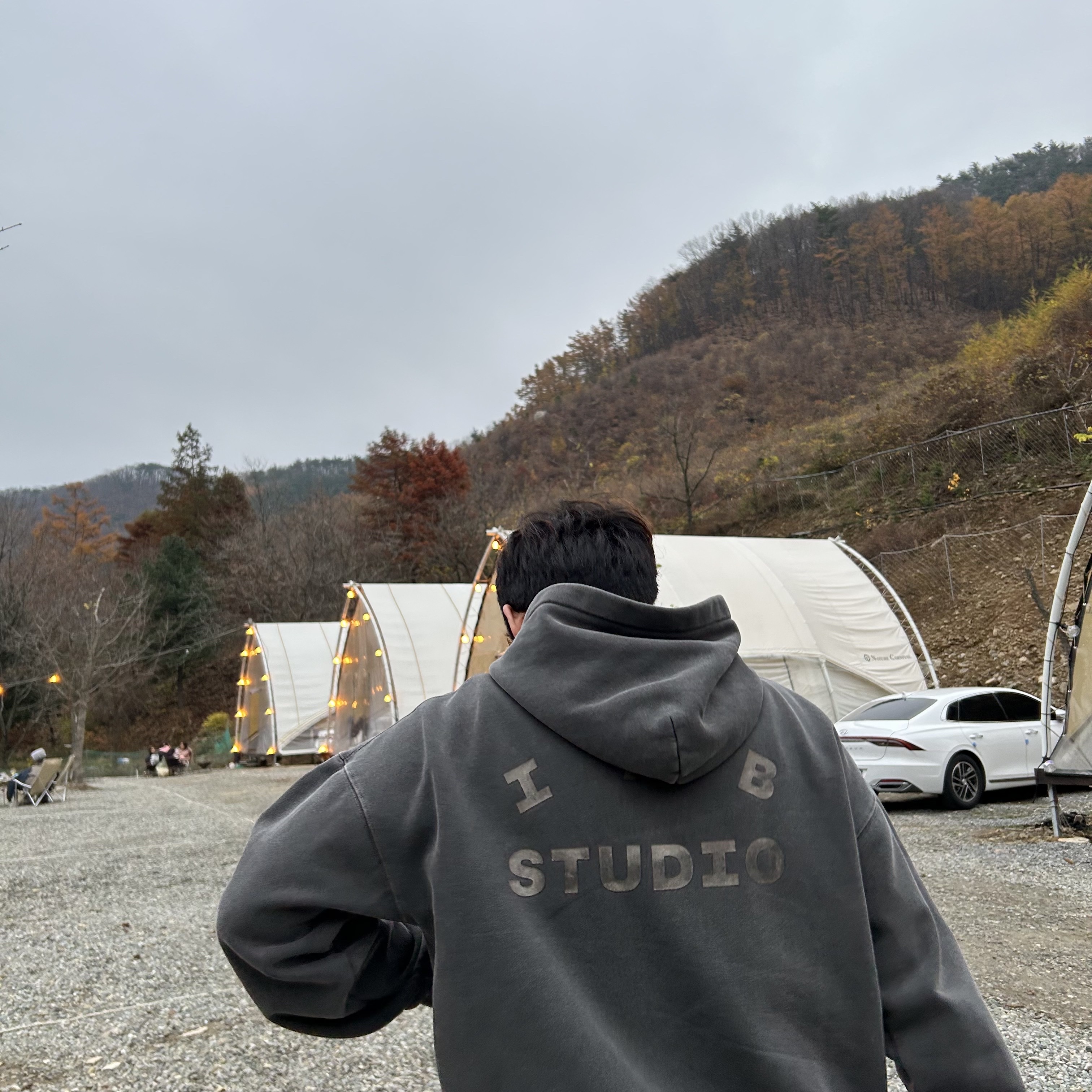 IAB Studio Pigment Hoodie & Sack Black 착용 스타일