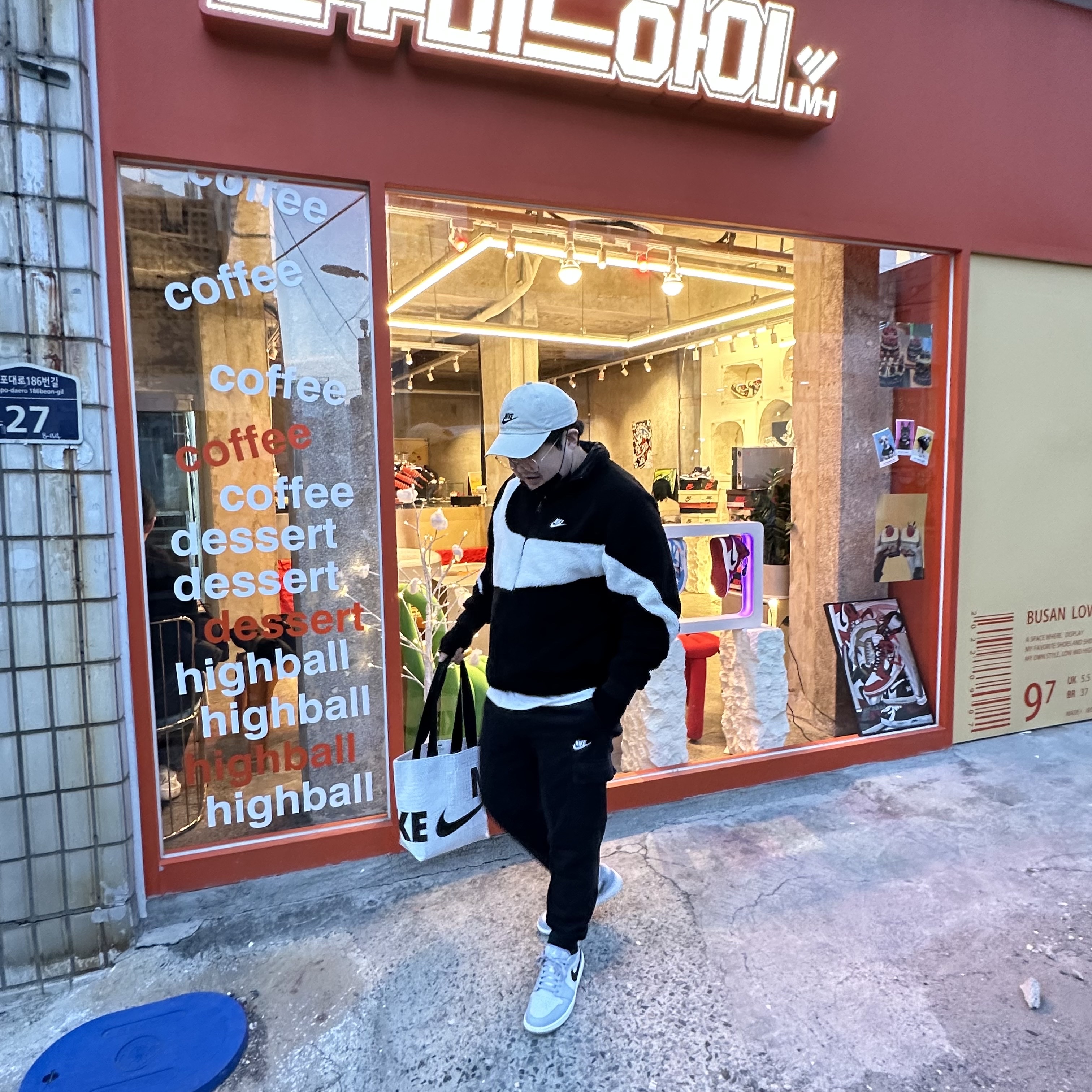 Nike Big Swoosh Full Zip Jacket Black Sail, Jordan 1 Low Golf Wolf Grey 착용 스타일 - 3
