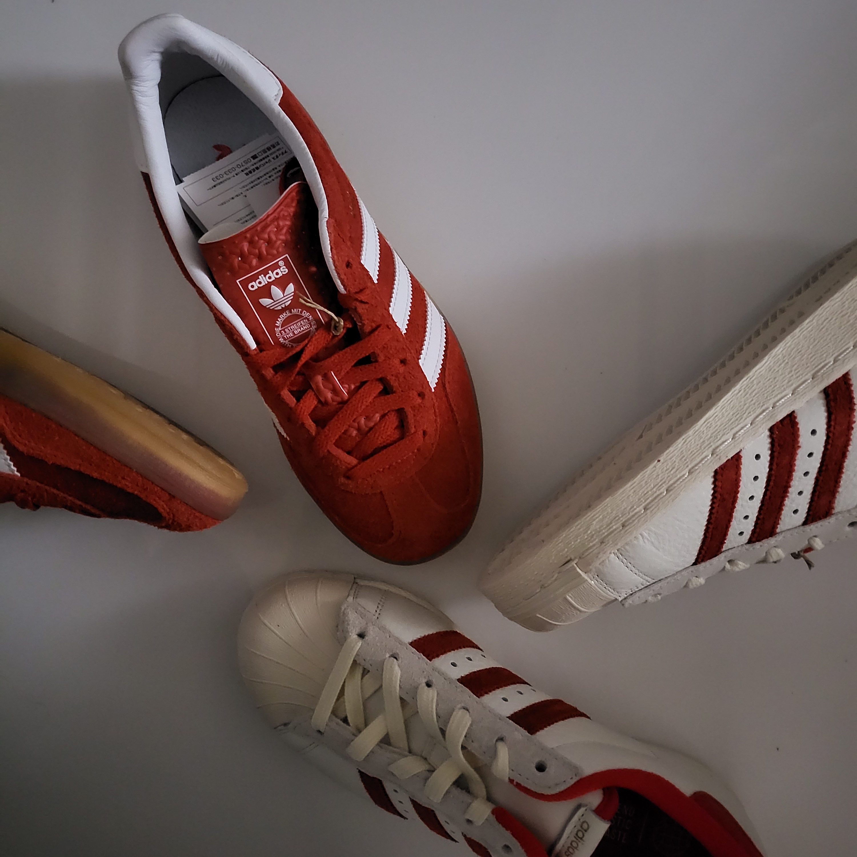 (W) Adidas Gazelle Indoor Bold Orange Cloud White, Adidas Superstar 82 Cloud White Vivid Red 착용 스타일 - 2