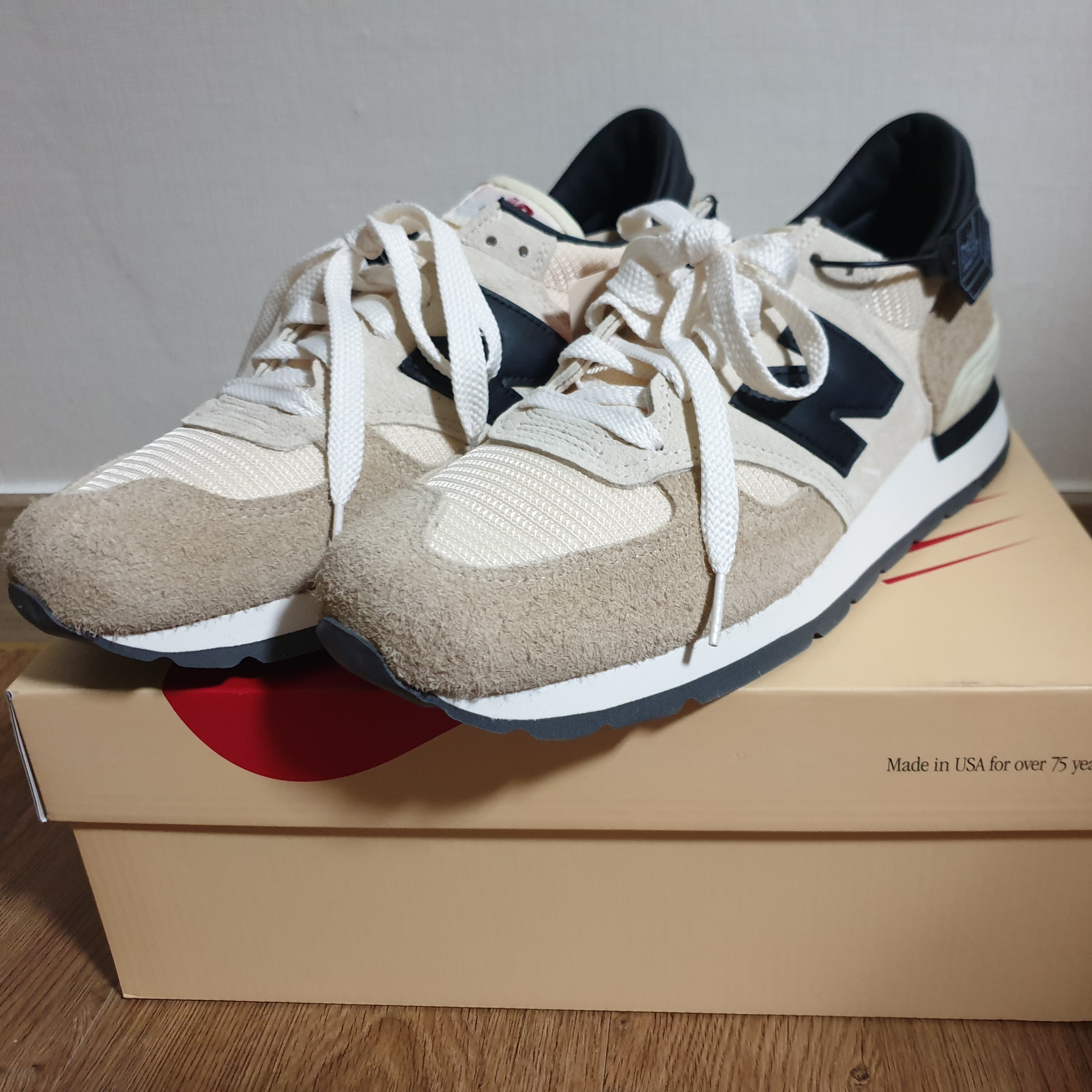 New Balance 990v1 Made in USA Incense Macadamia Nut 착용 스타일
