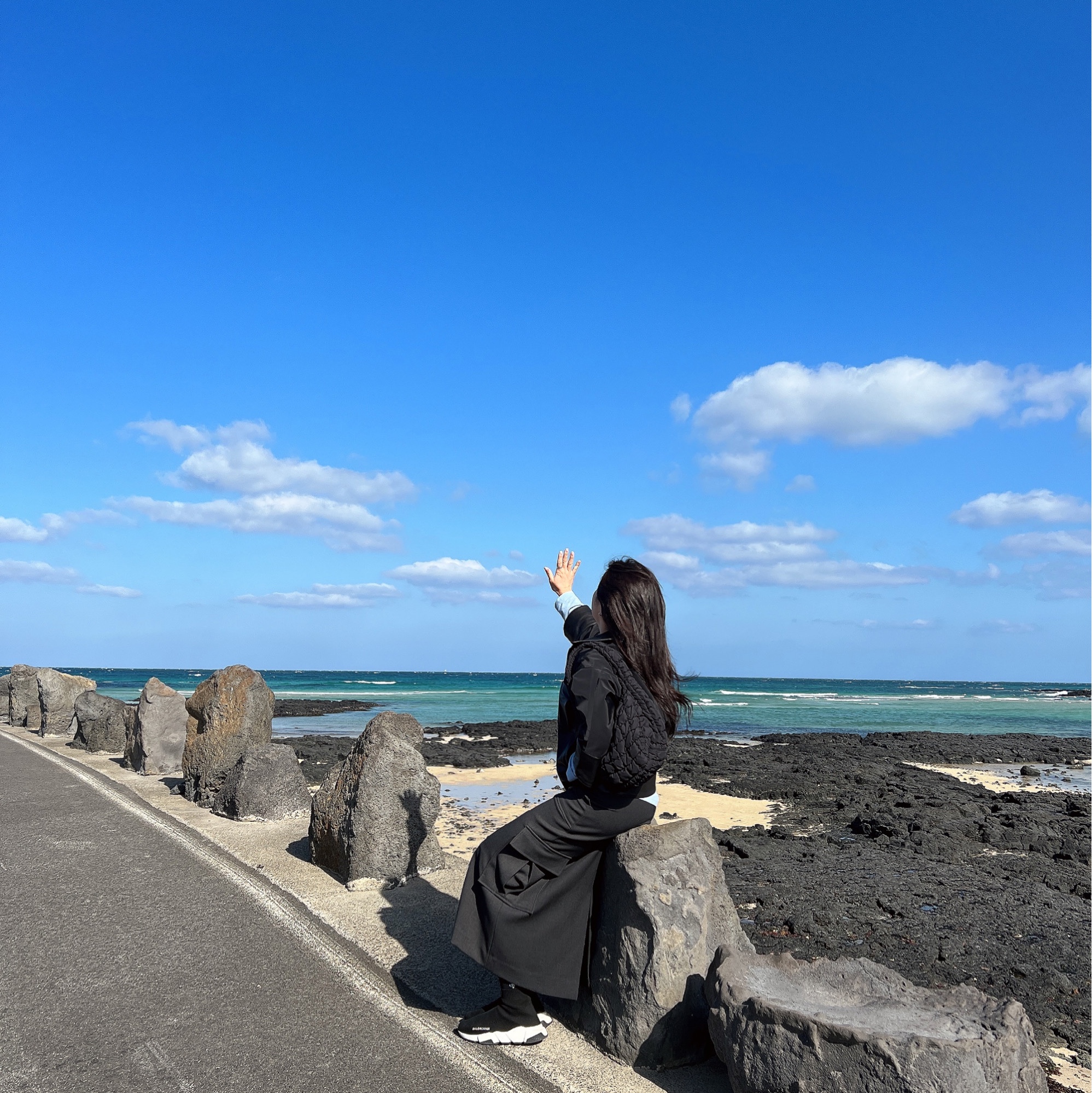 COS Quilted Mini Bag Black 착용 스타일