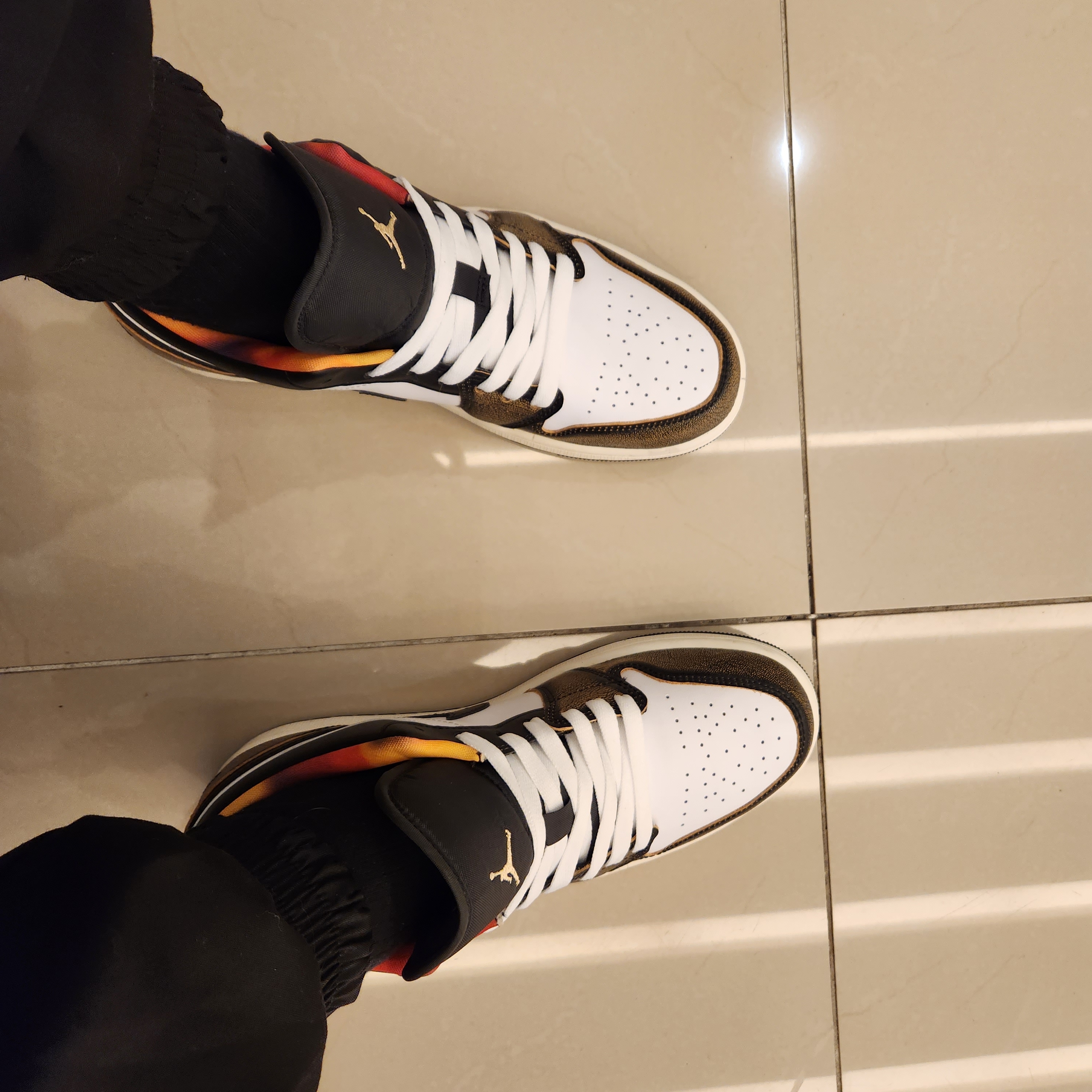 Jordan 1 Low SE Black White Onyx 착용 스타일