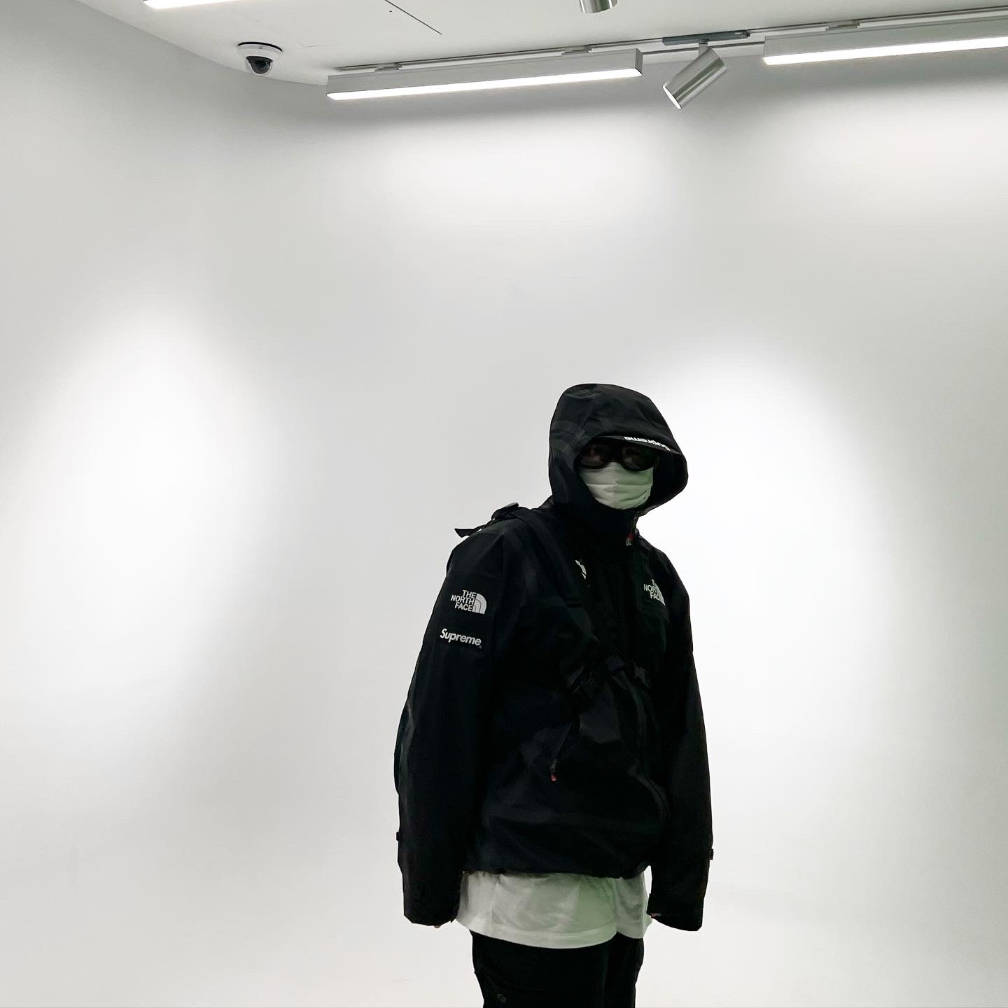 Supreme x The North Face Summit Series Outer Tape Seam Jacket Black - 21SS, Nike x Supreme Shox Ride 2 SP Black 착용 스타일 - 1
