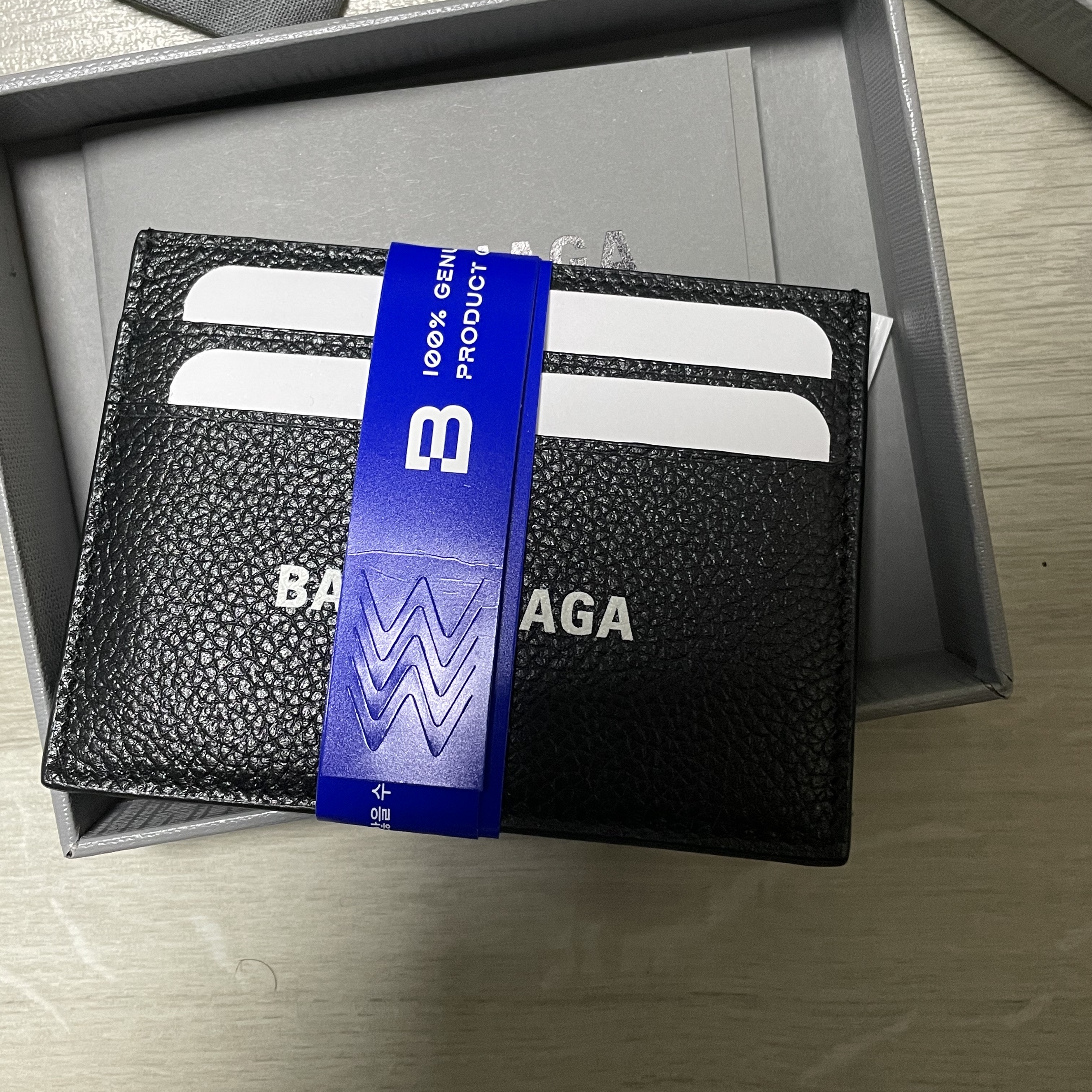 Balenciaga Cash Card Holder Black 착용 스타일