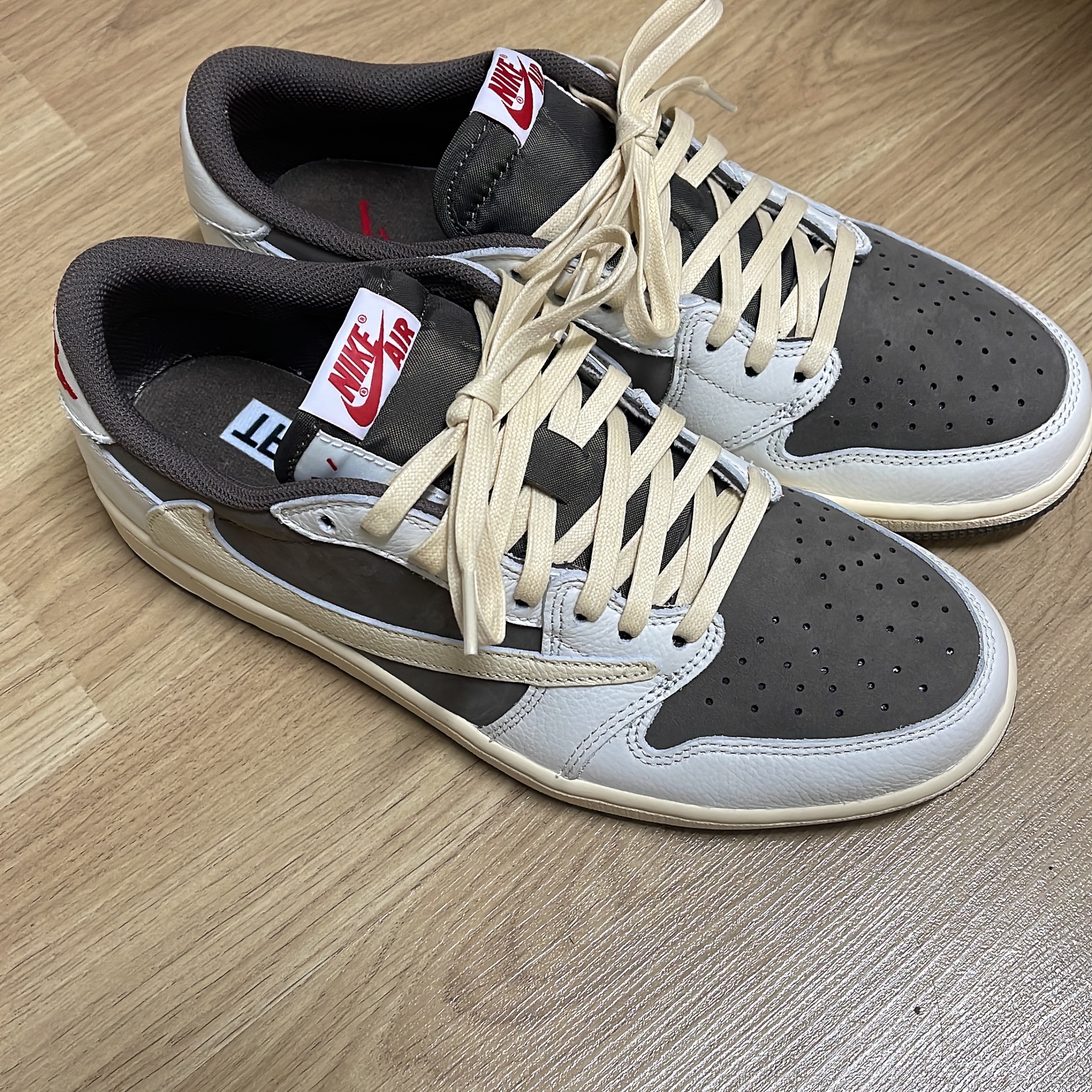 Jordan 1 x Travis Scott Retro Low OG SP Sail and Ridgerock 착용 스타일 - 2