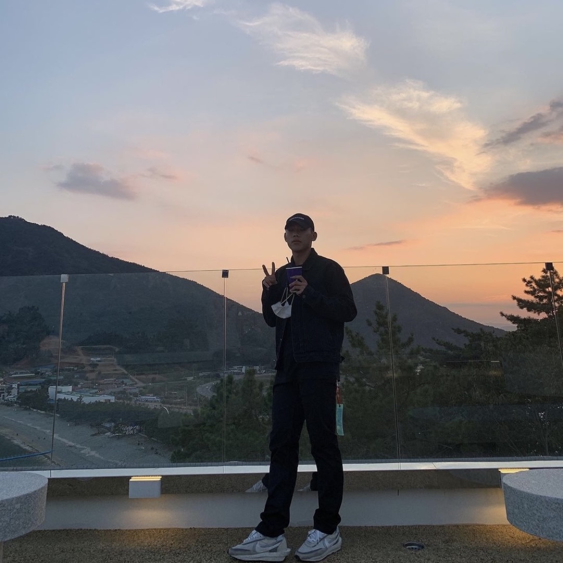 Nike x Sacai LDWaffle Summit White 착용 스타일
