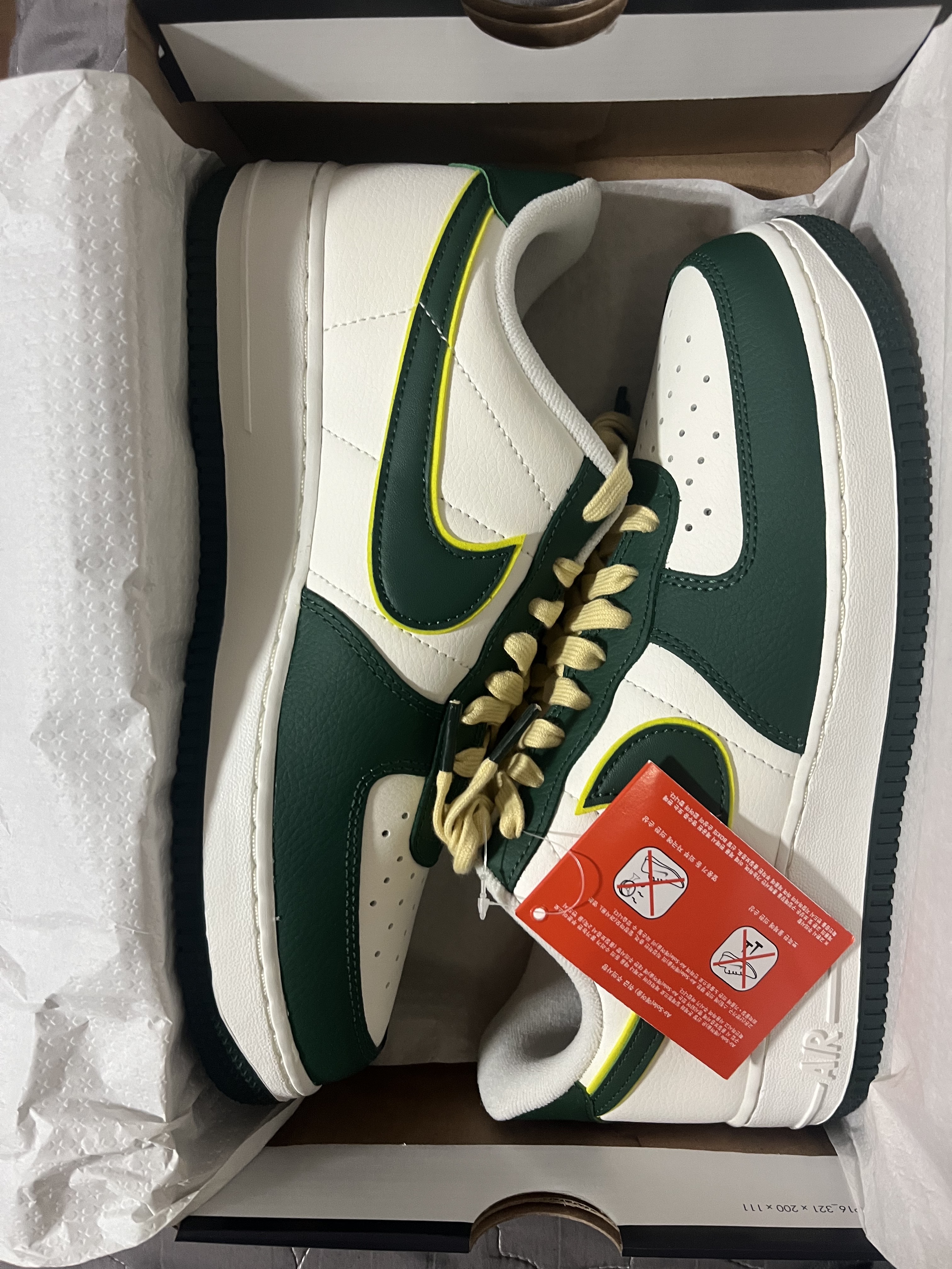 Nike Air Force 1 '07 LV8 Sail Noble Green 착용 스타일