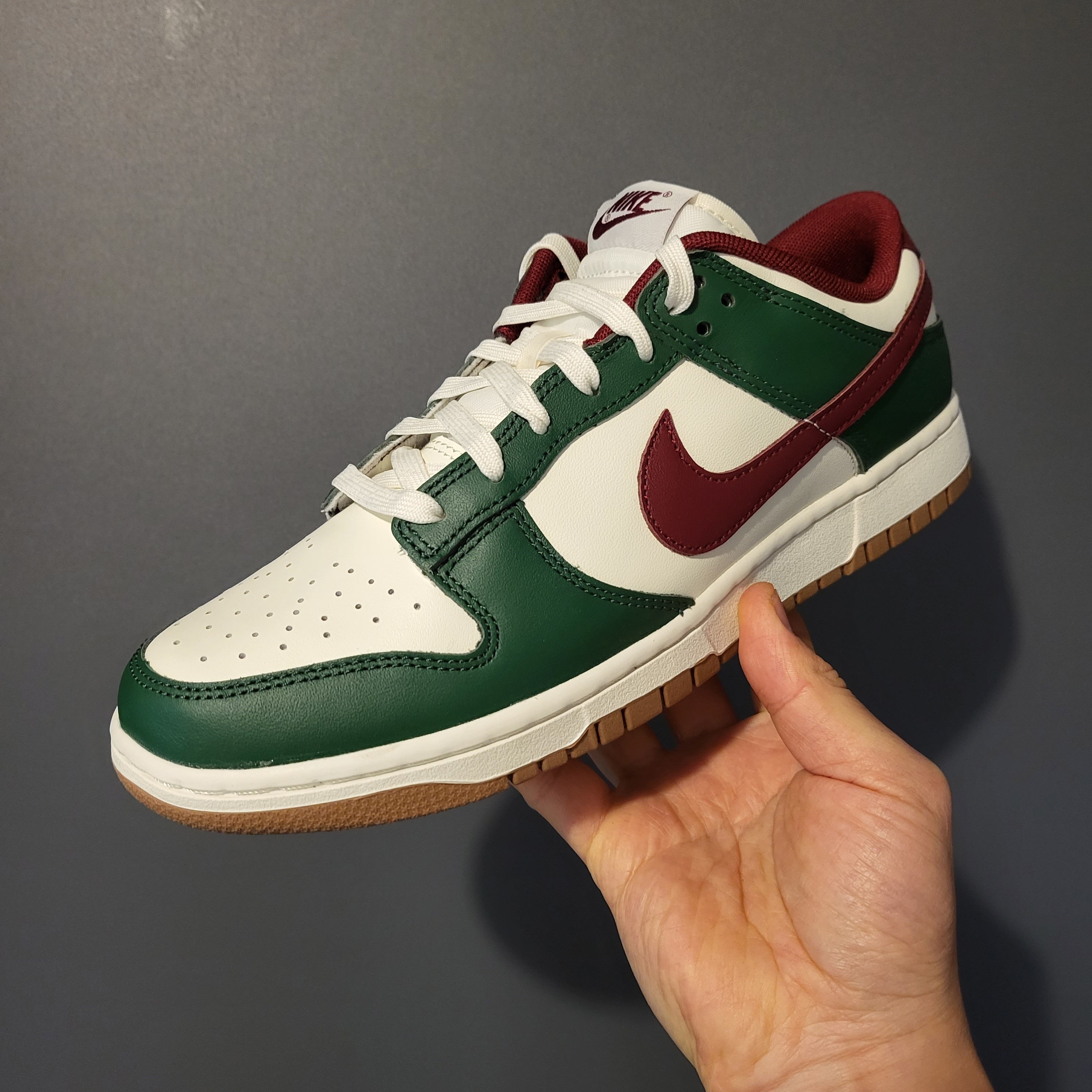Nike Dunk Low George Green and Team Red 착용 스타일 - 1