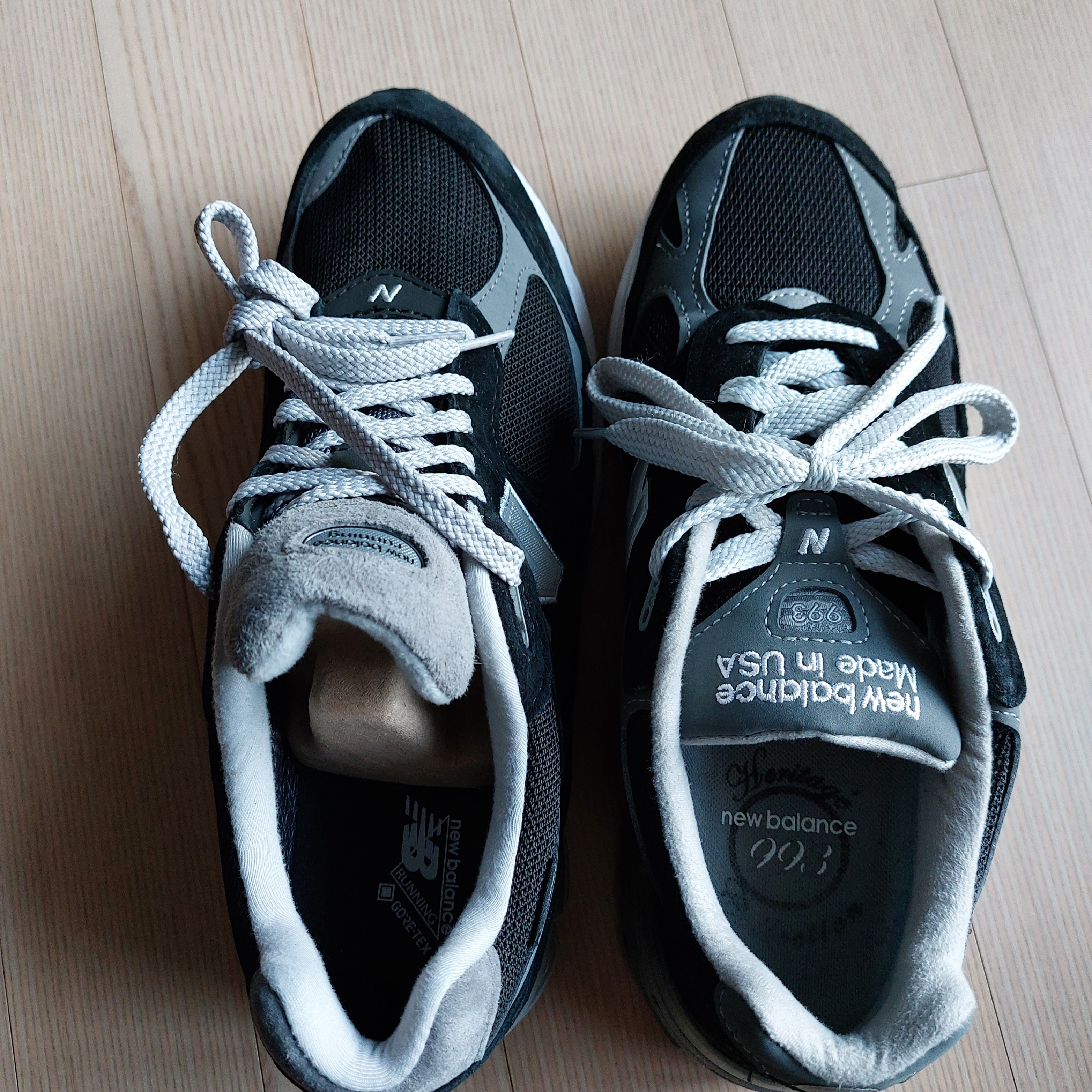 New Balance 993 Made in USA Black - D Standard, New Balance 2002R Gore-Tex Black Silver Metalic 착용 스타일 - 3