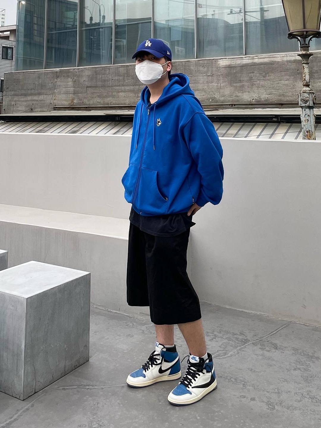 Jordan 1 x Travis Scott x Fragment Retro High OG SP Military Blue 착용 스타일