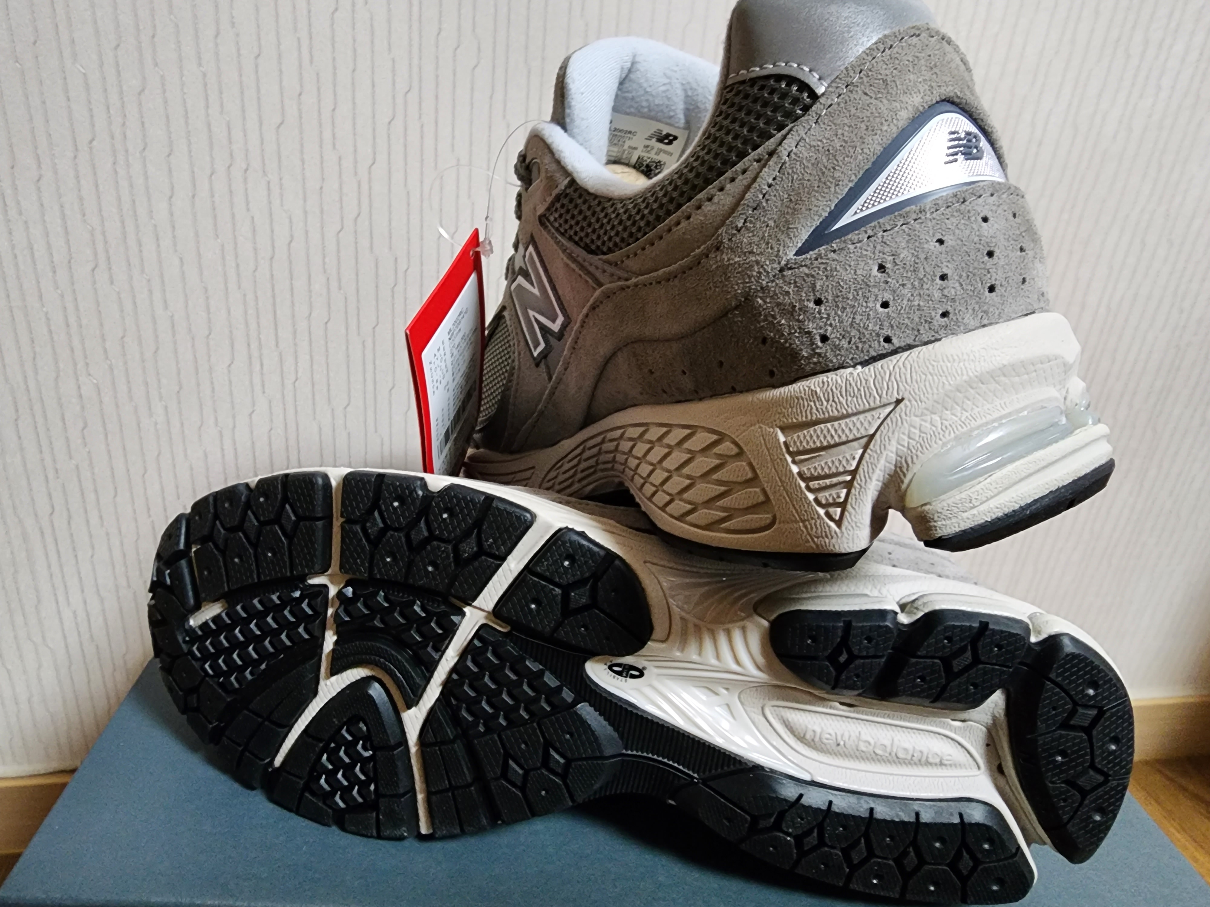 New Balance 2002R Grey 착용 스타일 - 3