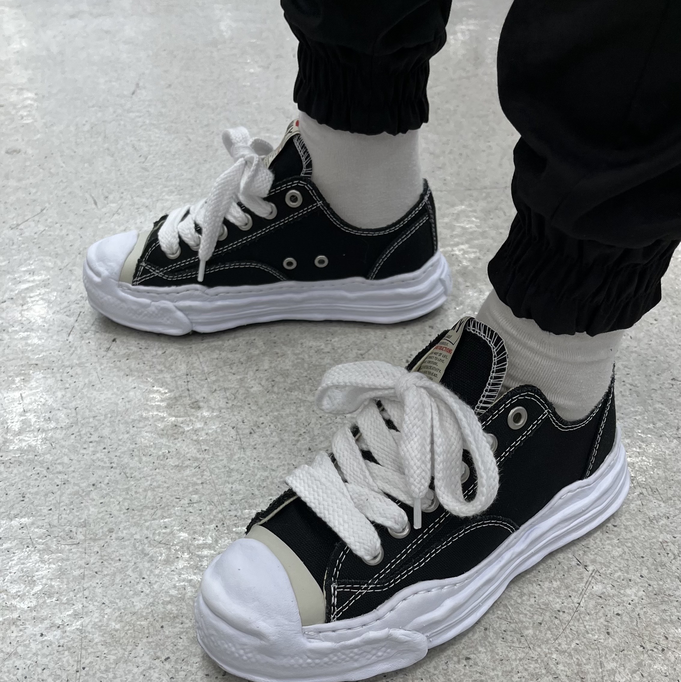 Maison Mihara Yasuhiro Hank OG Sole Canvas Low-top Sneakers Black 착용 스타일 - 1