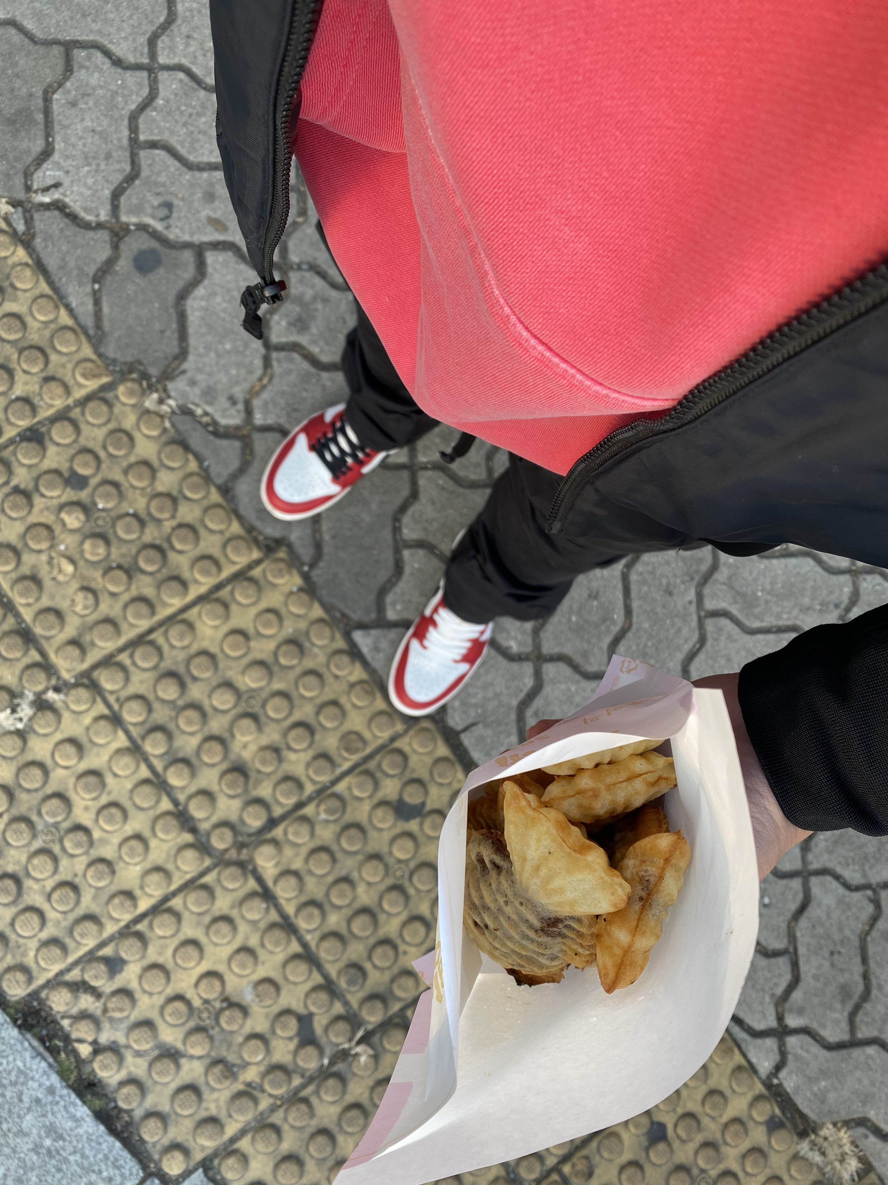 Jordan 1 Retro High OG Chicago 2022, IAB Studio Pigment Hoodie & Sack Coral 착용 스타일
