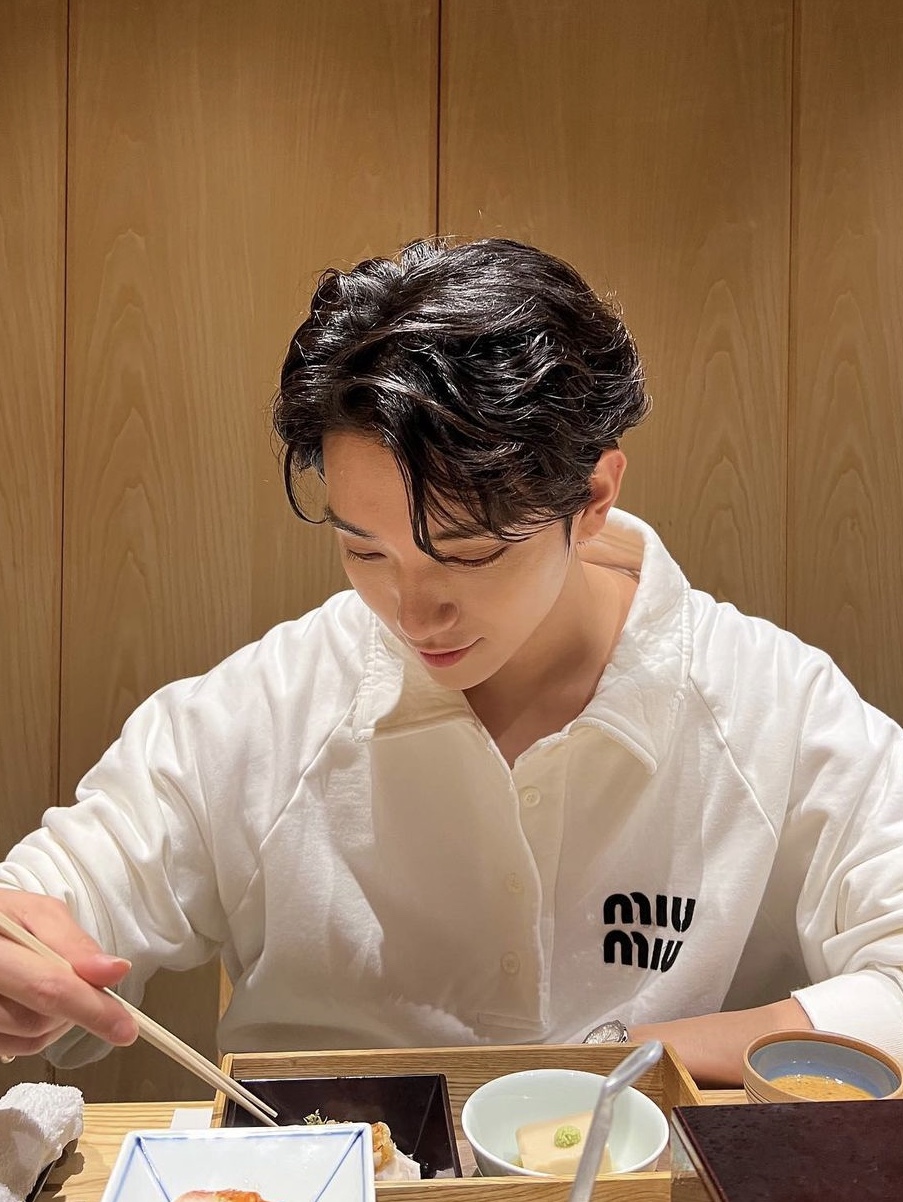 (W) Miu Miu Cotton Polo Sweatshirt White 착용 스타일 - 2