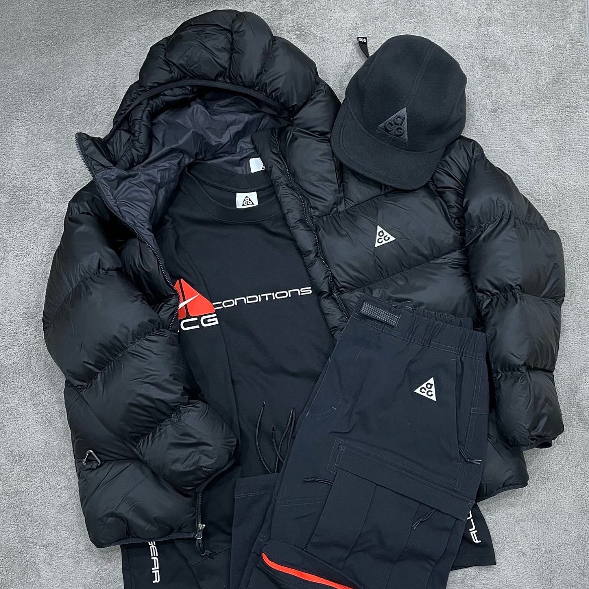 Nike ACG Smith Summit Cargo Pants Black Summit White - Asia, Nike ACG Therma-Fit ADV Lunar Lake Puffer Jacket Black - Asia 착용 스타일